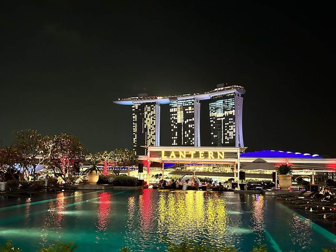 柳田菜月さんのインスタグラム写真 - (柳田菜月Instagram)「Singapore Bar🥂 . ①LANTERN ②SMOKE&MIRRORS . 綺麗な景色といい雰囲気で とっても素敵な時間に！ . #シンガポール旅行 #思い出 #シンガポールバー  #旅行 #マリーナベイ #singapore #bar #lantern  #smokeandmirrors」10月9日 20時00分 - natsuki.3190