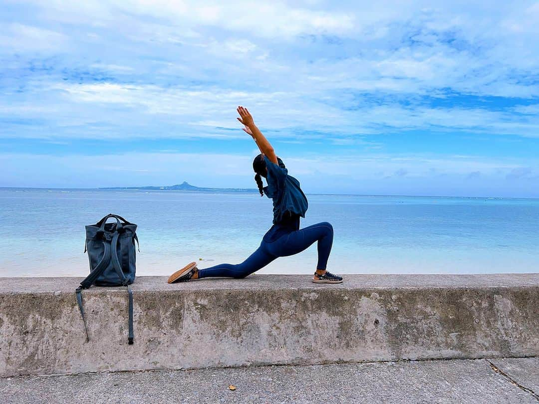 高松いくさんのインスタグラム写真 - (高松いくInstagram)「そうだった  毎日毎日、 出勤前にYogaしてるけど 当たり前過ぎて 写真撮ってなかった  朝☀️ 今日の海を見て 今日の自分を見て 整えてから 観光やお仕事や趣味を楽しむ  楽しむ土台が安定すると 力が抜けて 感覚が研ぎ澄まされて  「美味しい」とか 「幸せ」 に、敏感になる😌  ヨガをする事が目的じゃなくて  今日一日を楽しむ為の 準備運動🧘  一旦、息をゆっくり、吐ききって💨 吸いたくなったら 体の内側に新鮮な空気とエネルギーを 充満させるように ゆっくり、たっぷり 息を吸う  深呼吸を繰り返すだけでも ヨガ😌#自律神経整える   #沖縄 #朝ヨガ #今日を楽しむ #準備運動 #心 #体 #呼吸 #出勤前  #毎日のルーティーン  #歯磨き みたいな #yoga #okinawa」10月8日 18時58分 - iku_takamatsu_trip_sup_yoga