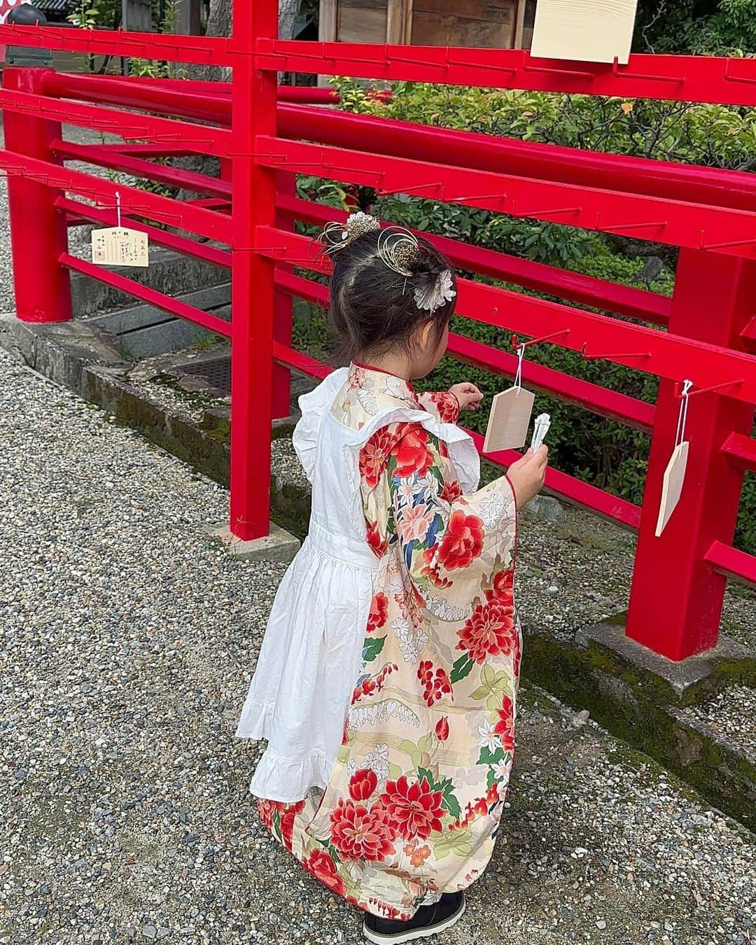 marikoのインスタグラム：「＊ . ちょっとはやめの七五三詣りへ👘  お着物は @hihiragi_komono さんのをモニターさせていただきました♡  セパレートになってて5分で着付けれるからめっちゃ簡単🥺🫶  サロンで着付けてもらうか〜どうしようかな〜と思ってたからほんとによかった🥺  着物の色は本人がこれがいいって決めたよ☝️♡  着用　山吹 3歳1ヶ月/94.8cm/12.7kg  . ＊ #PR#七五三#七五三詣り#中山寺#3歳女の子#七五三着物#七五三着物レンタル#3歳七五三#着物レンタル#子供のいる暮らし」