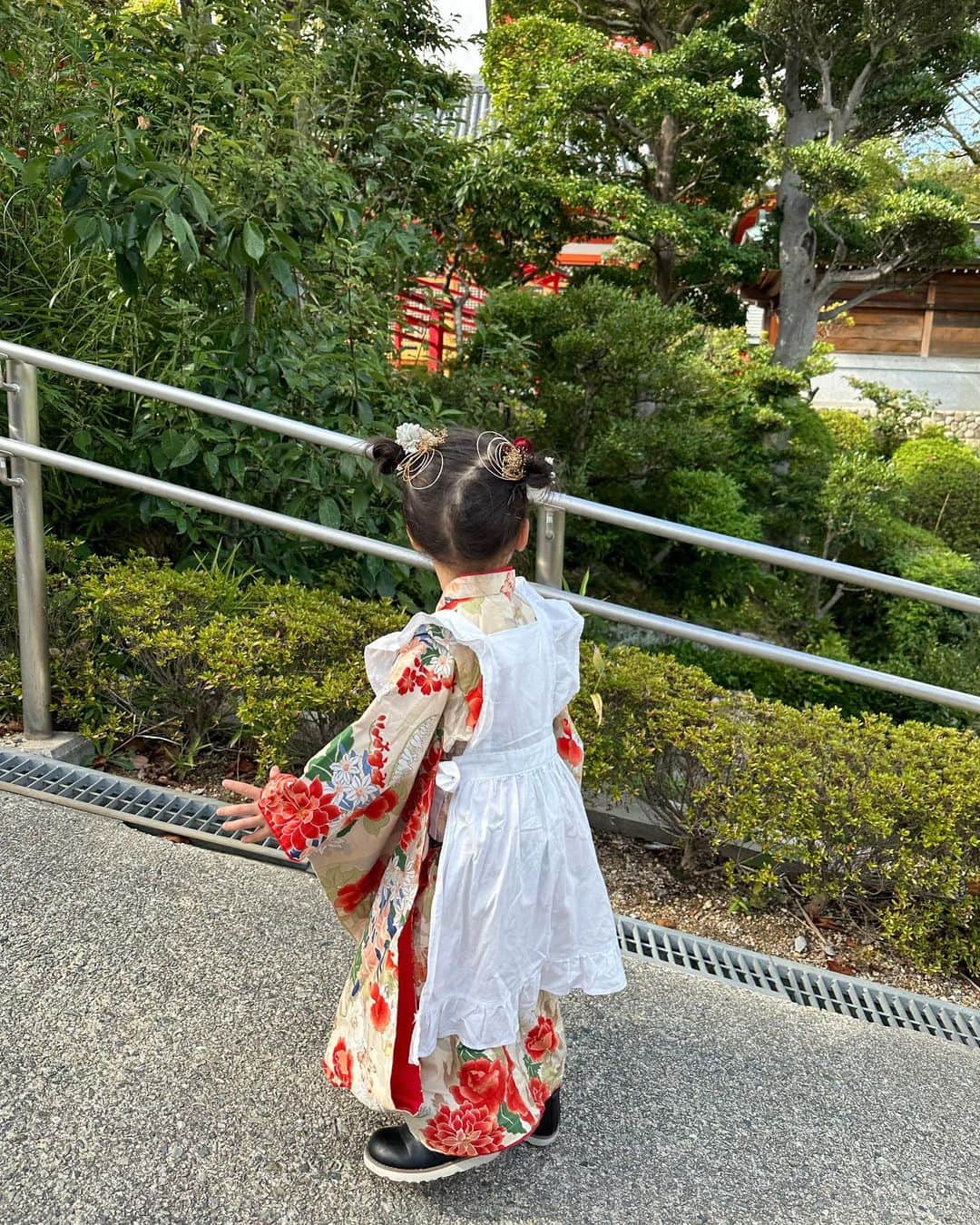 marikoさんのインスタグラム写真 - (marikoInstagram)「＊ . ちょっとはやめの七五三詣りへ👘  お着物は @hihiragi_komono さんのをモニターさせていただきました♡  セパレートになってて5分で着付けれるからめっちゃ簡単🥺🫶  サロンで着付けてもらうか〜どうしようかな〜と思ってたからほんとによかった🥺  着物の色は本人がこれがいいって決めたよ☝️♡  着用　山吹 3歳1ヶ月/94.8cm/12.7kg  . ＊ #PR#七五三#七五三詣り#中山寺#3歳女の子#七五三着物#七五三着物レンタル#3歳七五三#着物レンタル#子供のいる暮らし」10月8日 18時59分 - marinstgm