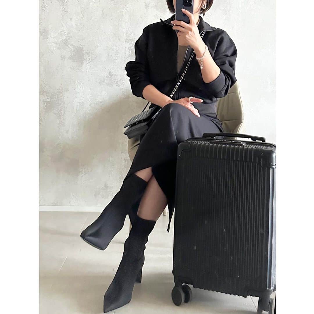 saaaay_kさんのインスタグラム写真 - (saaaay_kInstagram)「2023.10.08 coordinate…♡ 先週末に韓国に行ったときの🇰🇷✈️  機内でも楽ちんで動きやすい UNIQLOのセットアップで出発しました♩ #ドライスウェットリラックスブルゾン #ドライスウェットナローマキシスカート ・  ・ Tマネーカードはしんちゃんw スーツケースは機内持ち込みサイズの めちゃ軽なやつ✨✨✨  @one_of_suitecase  #PR  ☑︎持ちやすいサイドハンドル ☑︎２.５キロの軽量 ☑︎ダブルキャスター ☑︎８色のカラーバリエーション ☑︎３段階に調節可能なキャリバー ☑︎大容量な収納スペース  こんなに機能的で7980円とは！ プレゼント企画もしてるみたいです🎁 ・  ・ 先週に渡韓したばかりなのに今週末は 大阪鶴橋に行ってました🤭 ←どんだけ好きなの？言われたw ・  ・ もちろん1泊でもこのスーツケースで！ キムチとか重いもの買うからね🌶️ 鶴橋行くならスーツケースがおすすめです😇 ・  ・ #スーツケース #カラバリ #旅行 #旅行好き #かばんの中身 #バッグの中身  #inmyag #インスタキャンペーン  #プレゼント企画」10月8日 19時00分 - saaaay_k