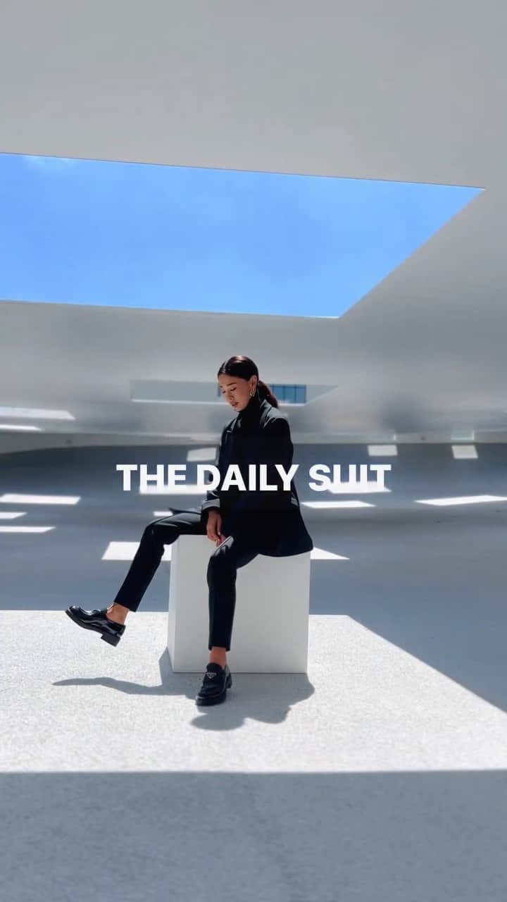 野沢和香のインスタグラム：「DAILY SUIT 沢山のご注文ありがとうございます🙏@werthy.official   ストレッチダンボールでストレスフリー✨ シワになりにくく、お家で洗えちゃう🖤 デイリーに着ていただけるジャケット&パンツ  ジャケットも少なくなってまいりました🖤 パンツはM-shortサイズのみまだご用意ございます🙏」