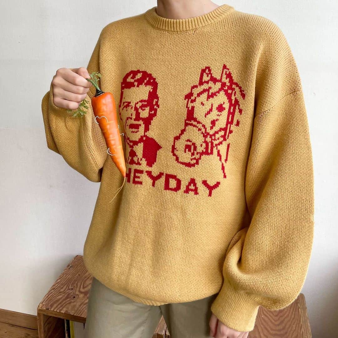 のインスタグラム：「. ＼📣 NEW ITEM ／  レトロモチーフがユニークなジャガードニット🏇  フロントにシュールなおじさんと馬が配置された 遊び心のあるジャガードニット。 ゆったりとしたオーバーサイジングなシルエットで、 ボリュームのある袖はプッシュアップしても様になります◎  ポニー BIGジャガードニット 🔎2300553 ¥7,150  着用staff おみ 165cm」