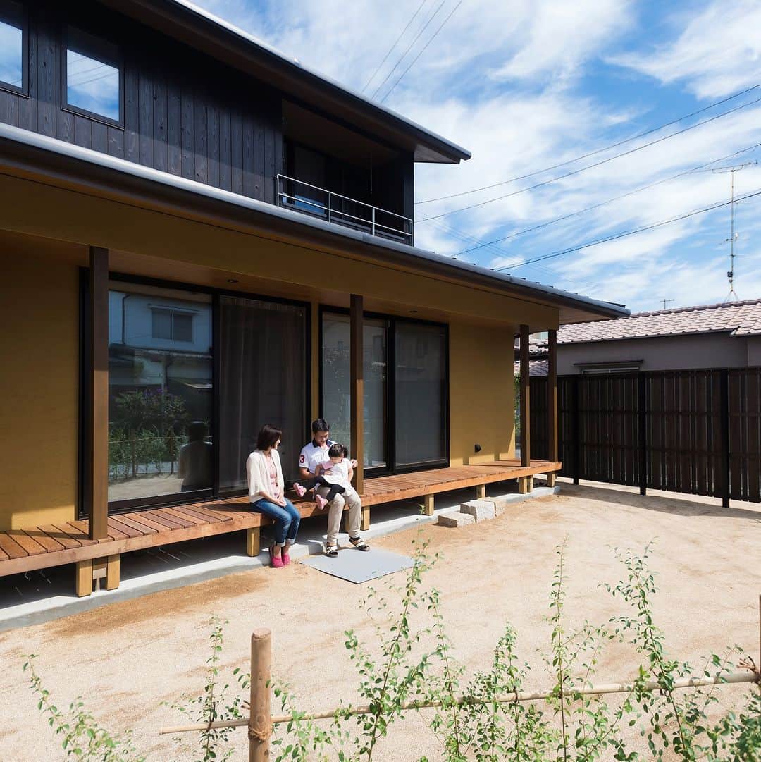 コラボハウス一級建築士事務所さんのインスタグラム写真 - (コラボハウス一級建築士事務所Instagram)「焼杉の外壁＋くちなし色 「おばあちゃんの家」が建っていた土地に 伝統的な日本家屋の良さを意識した家を。 ----------------------------------------------------- コラボハウスは 設計士と直接話して家づくりをする設計士事務所です。 「住みやすく使いやすい、ちょっとカッコいい家」 をコンセプトに家づくりのお手伝いをしています。 土地探し、間取りづくり、デザイン、家具選び 資金計画、工事、メンテナンスまで設計士に全部お任せ。 DMやHPからお気軽にお問い合わせください。 ------------------------------------------------------ #外観デザイン #ファサード #塗り壁 #和の家 #焼杉 #庭のある暮らし #無垢床 #和室 #畳 #キッチン #縁側 #格子 #デザイン照明 #障子 #造作洗面台 #ボンボン時計 #自分らしい暮らし #デザイナーズ住宅 #注文住宅新築 #設計士と直接話せる #設計士とつくる家 #コラボハウス #インテリア #愛媛 #香川 #岡山 #大阪 #徳島 #秋田 #マイホーム」10月8日 19時00分 - collabo_house
