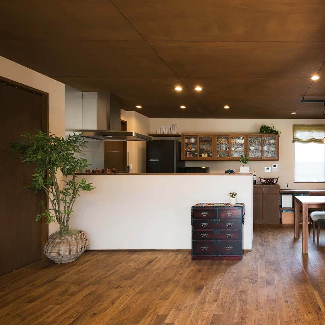 コラボハウス一級建築士事務所さんのインスタグラム写真 - (コラボハウス一級建築士事務所Instagram)「焼杉の外壁＋くちなし色 「おばあちゃんの家」が建っていた土地に 伝統的な日本家屋の良さを意識した家を。 ----------------------------------------------------- コラボハウスは 設計士と直接話して家づくりをする設計士事務所です。 「住みやすく使いやすい、ちょっとカッコいい家」 をコンセプトに家づくりのお手伝いをしています。 土地探し、間取りづくり、デザイン、家具選び 資金計画、工事、メンテナンスまで設計士に全部お任せ。 DMやHPからお気軽にお問い合わせください。 ------------------------------------------------------ #外観デザイン #ファサード #塗り壁 #和の家 #焼杉 #庭のある暮らし #無垢床 #和室 #畳 #キッチン #縁側 #格子 #デザイン照明 #障子 #造作洗面台 #ボンボン時計 #自分らしい暮らし #デザイナーズ住宅 #注文住宅新築 #設計士と直接話せる #設計士とつくる家 #コラボハウス #インテリア #愛媛 #香川 #岡山 #大阪 #徳島 #秋田 #マイホーム」10月8日 19時00分 - collabo_house