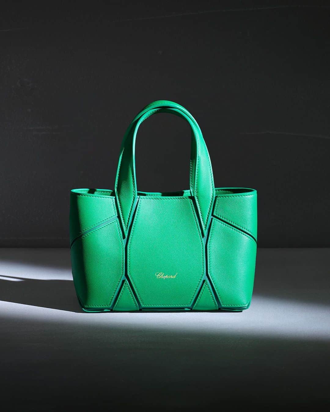 ショパールのインスタグラム：「Sophistication comes in sharp lines.  The bright green facets and darker inserts of the new Diamond Micro-Tote Bag scream minimalist chic.  #Chopard #ChopardAccessories #Bag #Accessories」
