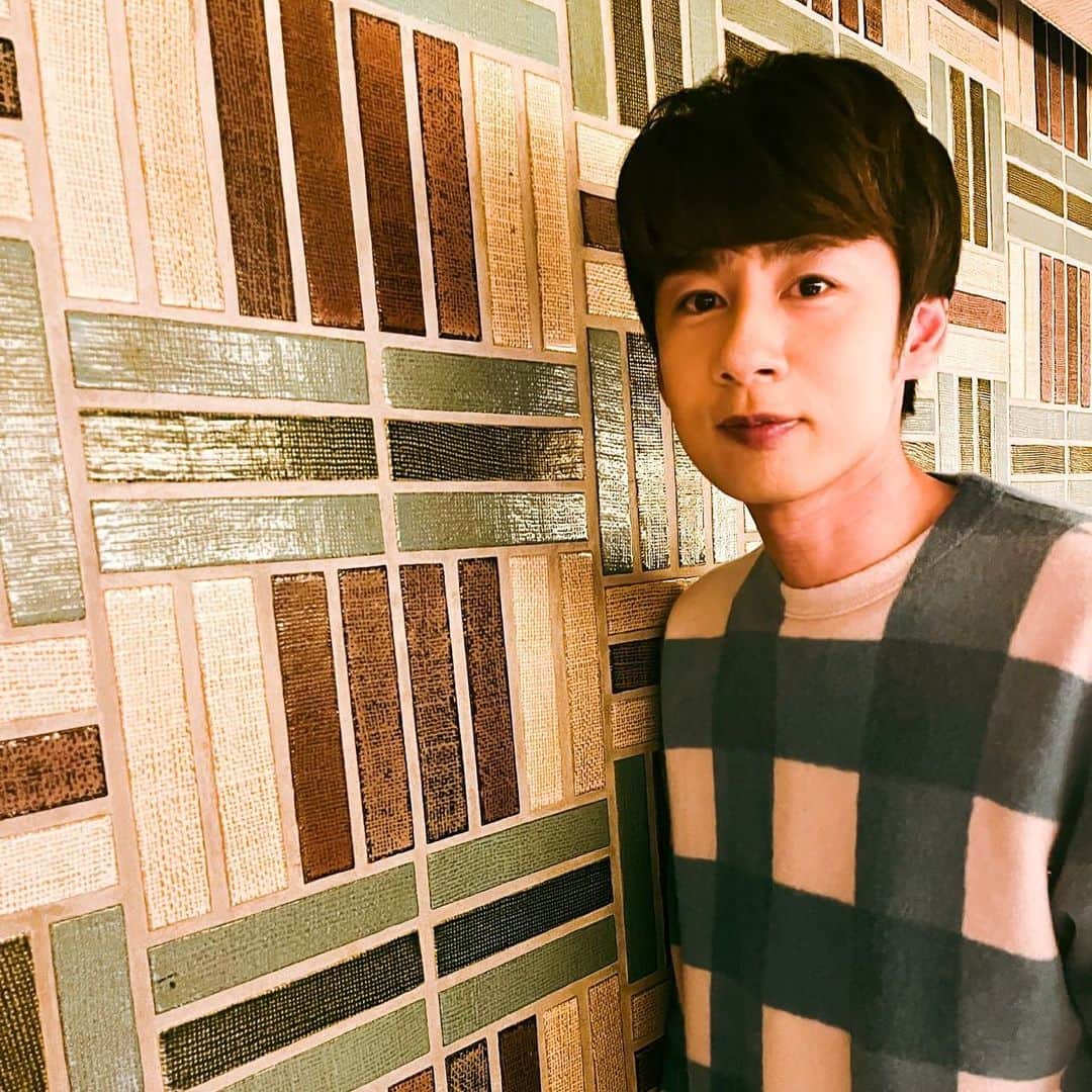 中丸雄一さんのインスタグラム写真 - (中丸雄一Instagram)「もう秋ですね。ニット衣装だけども、背景の柄と似てるんだわ。」10月8日 19時01分 - y_nakamaru_94