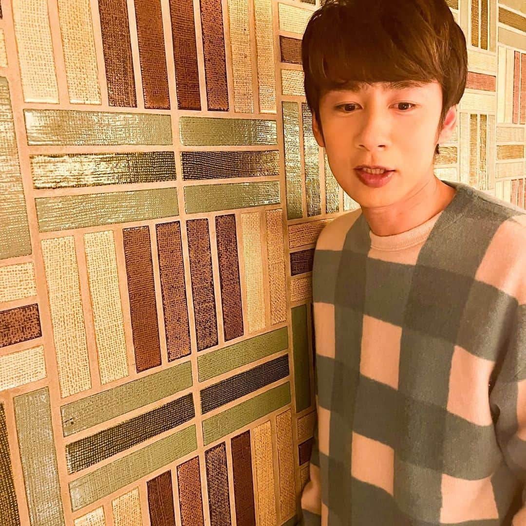 中丸雄一さんのインスタグラム写真 - (中丸雄一Instagram)「もう秋ですね。ニット衣装だけども、背景の柄と似てるんだわ。」10月8日 19時01分 - y_nakamaru_94