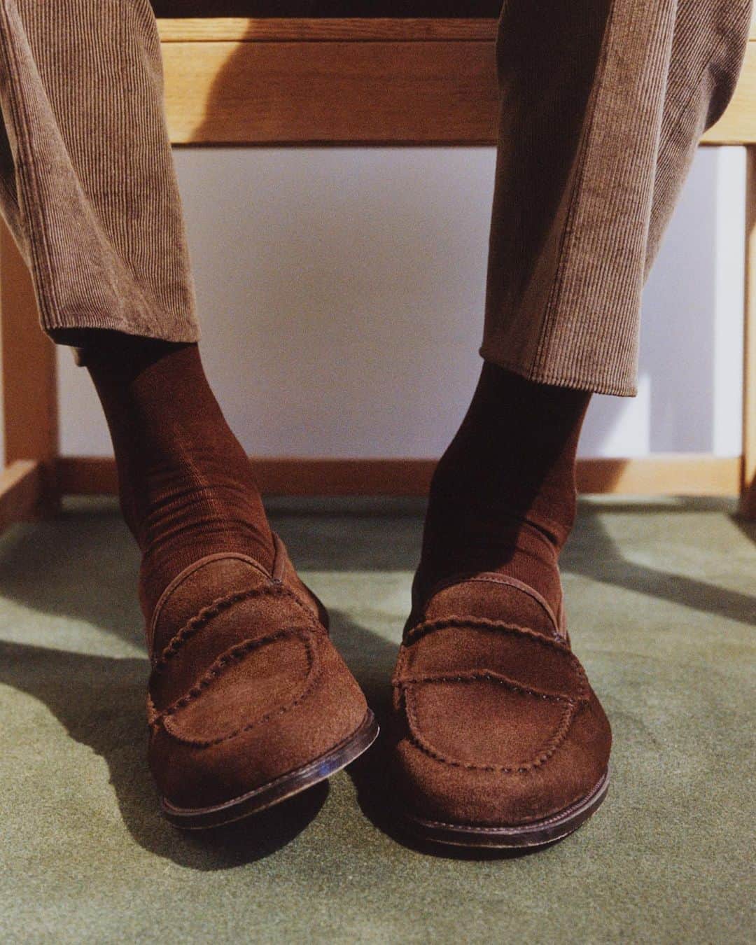 ジョンロブのインスタグラム：「Lightweight and ultra-supple, holding its shape while giving flexible comfort, Bath will always be a perfect fit, regardless of the season. . #johnlobb  @_jeremyeverett  @charlottecolletcollet」
