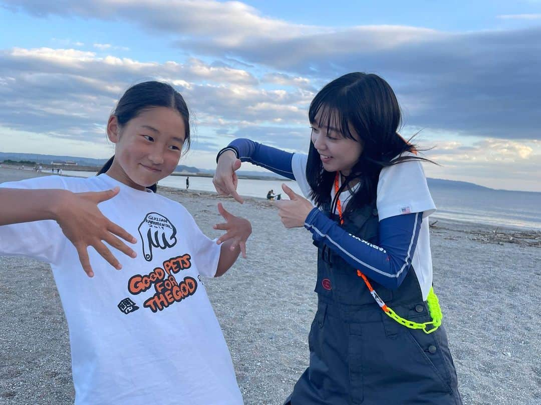 香月ハルさんのインスタグラム写真 - (香月ハルInstagram)「#ちょい投げ房総族  1日目🎣✨ 毎年来てくれるキッズ達🤤🧡🐟 今年も最高に楽しい思い出が出来ました！ 許可を取り忘れてしまったのでスタンプ失礼します！ 九ちゃんフィッシングを観てくれてる人たちも沢山来てくれて、いっぱいお話しできて嬉しかった ビーチコーミング初めてしたけど、綺麗な貝とか歴史を感じるものもたくさん砂浜に隠れていて、拾ってみつけるのも楽しいですね✌︎('ω'✌︎ ) 劇団かもめんたるの『GOOD PETS FOR TIE GOD』Ｔシャツを着て来てくれたよ この時買ってくれた時はまだ小さかったのに、Ｔシャツがぴったりになるほど成長してた💓」10月8日 19時07分 - halu_kazuki