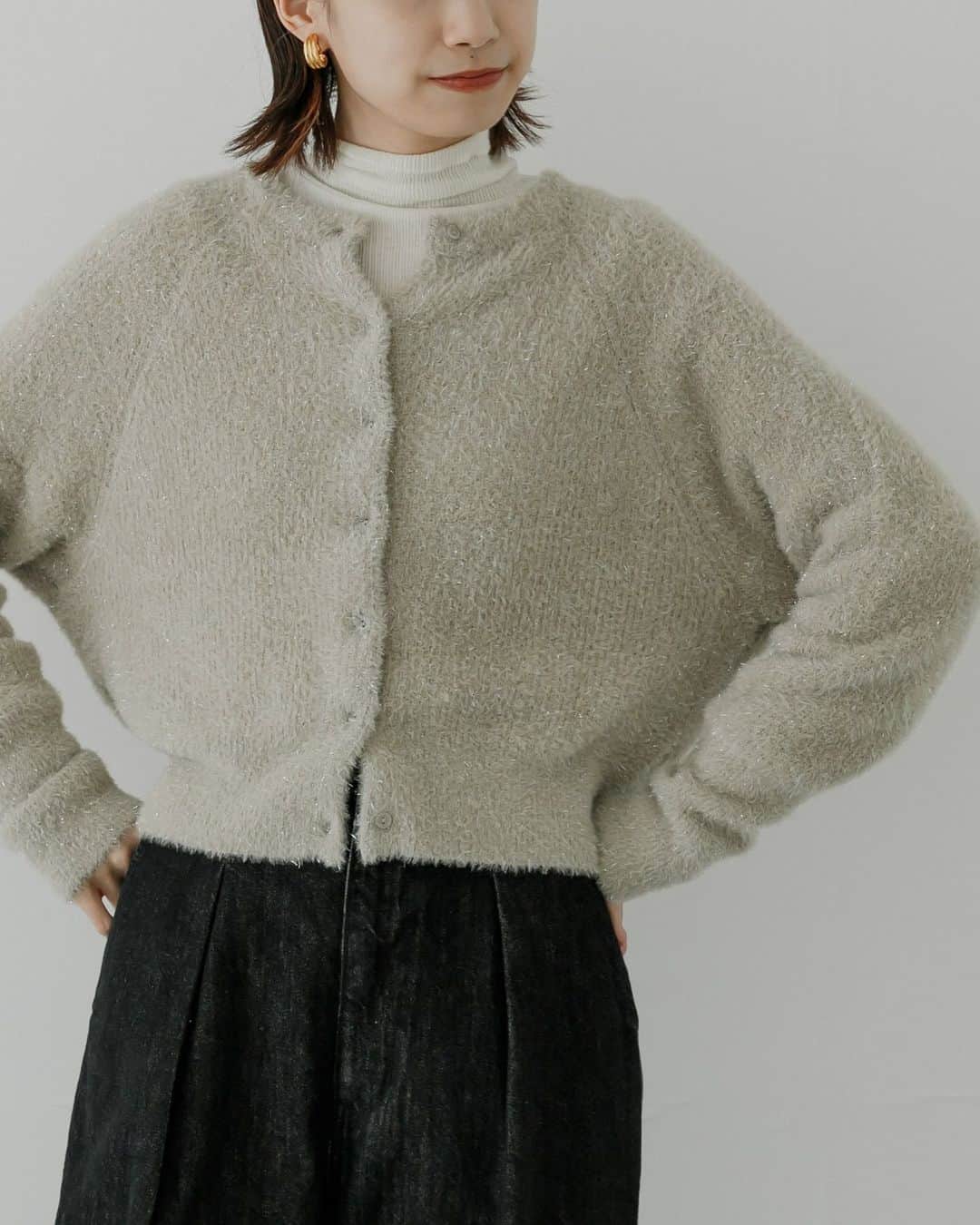 アーバンリサーチさんのインスタグラム写真 - (アーバンリサーチInstagram)「ㅤㅤㅤㅤㅤㅤㅤㅤㅤㅤㅤㅤ　　 KNIT KNIT KNIT ＿＿＿＿＿＿＿＿＿＿＿＿ ㅤㅤㅤㅤㅤㅤㅤㅤㅤㅤㅤㅤ　　 ◾️03 ラメニットカーディガン ¥13,200(税込) ㅤㅤㅤㅤㅤㅤㅤㅤㅤㅤㅤㅤ　　 上品な輝きのラメ糸を使用したカーディガンをカジュアルにも着ていただきやすいベーシックカラーでご用意。 シンプルながらも、コンパクトな着丈や袖にボリュームの出るリブデザインが女性らしいシルエットを作り出し、ニット特有のチクチク感のない柔らかな生地がストレスフリーな着心地。 羽織りとしてはもちろん、前を閉じてプルオーバーでの着用もおすすめです。 ＿＿＿＿＿＿＿＿＿＿＿＿ ㅤㅤㅤㅤㅤㅤㅤㅤㅤㅤㅤㅤ　　 #urbanresearch #アーバンリサーチ  #ニット  #ニットコーデ」10月8日 19時08分 - urban_research