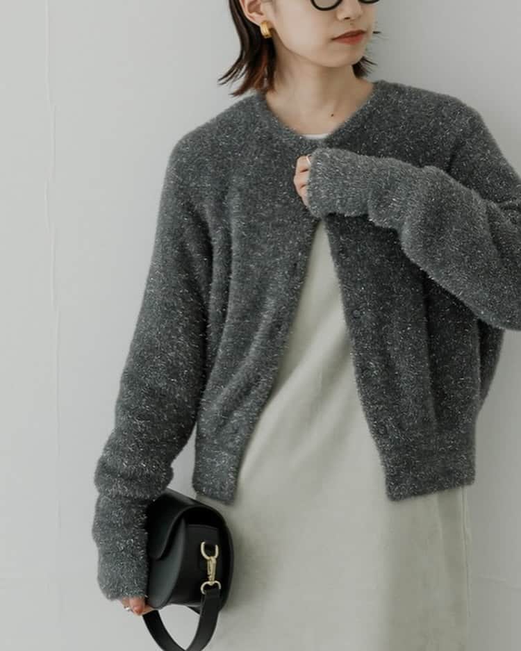 アーバンリサーチさんのインスタグラム写真 - (アーバンリサーチInstagram)「ㅤㅤㅤㅤㅤㅤㅤㅤㅤㅤㅤㅤ　　 KNIT KNIT KNIT ＿＿＿＿＿＿＿＿＿＿＿＿ ㅤㅤㅤㅤㅤㅤㅤㅤㅤㅤㅤㅤ　　 ◾️03 ラメニットカーディガン ¥13,200(税込) ㅤㅤㅤㅤㅤㅤㅤㅤㅤㅤㅤㅤ　　 上品な輝きのラメ糸を使用したカーディガンをカジュアルにも着ていただきやすいベーシックカラーでご用意。 シンプルながらも、コンパクトな着丈や袖にボリュームの出るリブデザインが女性らしいシルエットを作り出し、ニット特有のチクチク感のない柔らかな生地がストレスフリーな着心地。 羽織りとしてはもちろん、前を閉じてプルオーバーでの着用もおすすめです。 ＿＿＿＿＿＿＿＿＿＿＿＿ ㅤㅤㅤㅤㅤㅤㅤㅤㅤㅤㅤㅤ　　 #urbanresearch #アーバンリサーチ  #ニット  #ニットコーデ」10月8日 19時08分 - urban_research