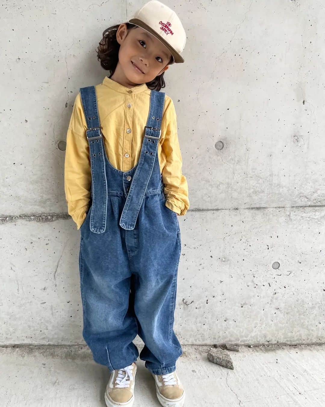 セレクトファッション・ .+*:laule'a*:｡さんのインスタグラム写真 - (セレクトファッション・ .+*:laule'a*:｡Instagram)「.⁡ ⁡⁡ ⁡⁡ ⁡タック　デニムサロペット  ￥2,990  size 110-150⁡ ⁡⁡ ⁡⁡ ⁡⁡ ⁡⁡ ⁡.⁡ ⁡model @roconaloha ⁡ ⁡112cm/120⁡ ⁡⁡ ⁡⁡ ⁡⁡ ⁡⁡ ⁡⁡ ⁡.⁡ ⁡⁡ ⁡⁡ゆるっとしたシルエットが可愛い デニムオールインワン.  タックの入ったデザインに裾に向かって 緩やかに細くなるテーパードシルエットが こなれ感たっぷりな一枚. お好みのインナーでロングシーズン活躍する アイテムです.⁡ ⁡⁡ ⁡⁡ ⁡⁡ ⁡⁡ ⁡⁡ ⁡⁡ ⁡.⁡ ⁡⁡ ⁡⁡ ⁡  ⁡⁡ ⁡⁡⁡⁡#トップス#秋#秋新作#秋おそろい⁡プチプラファッション#キッズコーデ#アクセサリー#男の子#キッズファッション#女の子服#子供服#キッズサンダル#女の子ママ# #姉妹#男の子服 #ootd#親子おそろい#サロペット#ニットパンツ#大人顔負け#大人顔負けファッション#小学生ファッション#デニムサロペ#デニムサロペット ⁡」10月8日 19時08分 - laulea_shop