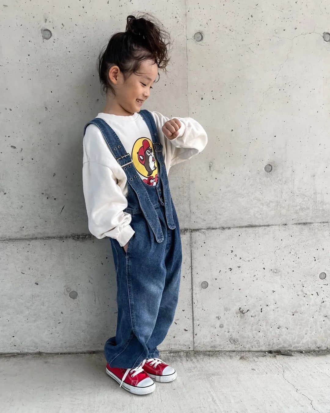 セレクトファッション・ .+*:laule'a*:｡さんのインスタグラム写真 - (セレクトファッション・ .+*:laule'a*:｡Instagram)「.⁡ ⁡⁡ ⁡⁡ ⁡タック　デニムサロペット  ￥2,990  size 110-150⁡ ⁡⁡ ⁡⁡ ⁡⁡ ⁡⁡ ⁡.⁡ ⁡model @roconaloha ⁡ ⁡112cm/120⁡ ⁡⁡ ⁡⁡ ⁡⁡ ⁡⁡ ⁡⁡ ⁡.⁡ ⁡⁡ ⁡⁡ゆるっとしたシルエットが可愛い デニムオールインワン.  タックの入ったデザインに裾に向かって 緩やかに細くなるテーパードシルエットが こなれ感たっぷりな一枚. お好みのインナーでロングシーズン活躍する アイテムです.⁡ ⁡⁡ ⁡⁡ ⁡⁡ ⁡⁡ ⁡⁡ ⁡⁡ ⁡.⁡ ⁡⁡ ⁡⁡ ⁡  ⁡⁡ ⁡⁡⁡⁡#トップス#秋#秋新作#秋おそろい⁡プチプラファッション#キッズコーデ#アクセサリー#男の子#キッズファッション#女の子服#子供服#キッズサンダル#女の子ママ# #姉妹#男の子服 #ootd#親子おそろい#サロペット#ニットパンツ#大人顔負け#大人顔負けファッション#小学生ファッション#デニムサロペ#デニムサロペット ⁡」10月8日 19時08分 - laulea_shop