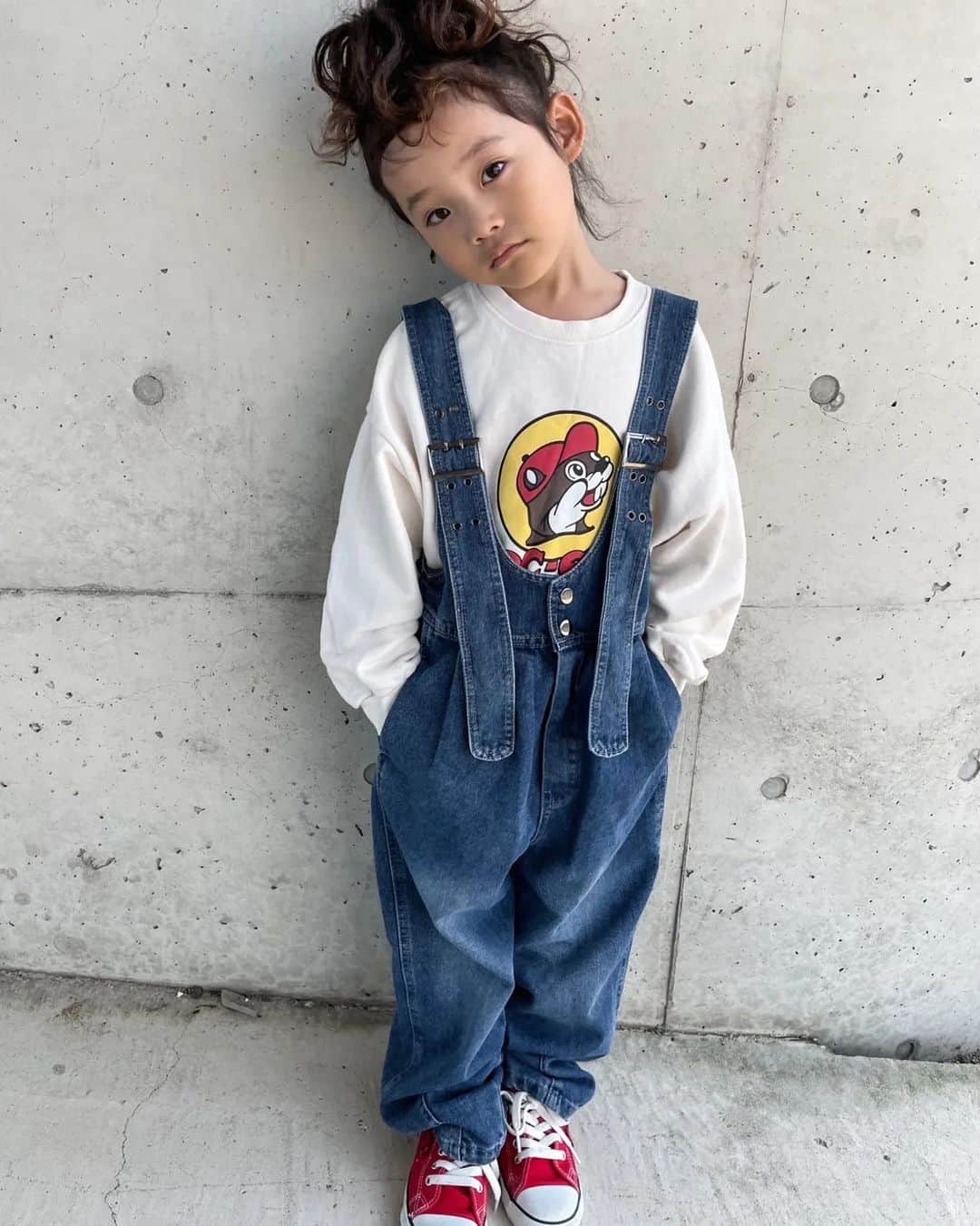 セレクトファッション・ .+*:laule'a*:｡さんのインスタグラム写真 - (セレクトファッション・ .+*:laule'a*:｡Instagram)「.⁡ ⁡⁡ ⁡⁡ ⁡タック　デニムサロペット  ￥2,990  size 110-150⁡ ⁡⁡ ⁡⁡ ⁡⁡ ⁡⁡ ⁡.⁡ ⁡model @roconaloha ⁡ ⁡112cm/120⁡ ⁡⁡ ⁡⁡ ⁡⁡ ⁡⁡ ⁡⁡ ⁡.⁡ ⁡⁡ ⁡⁡ゆるっとしたシルエットが可愛い デニムオールインワン.  タックの入ったデザインに裾に向かって 緩やかに細くなるテーパードシルエットが こなれ感たっぷりな一枚. お好みのインナーでロングシーズン活躍する アイテムです.⁡ ⁡⁡ ⁡⁡ ⁡⁡ ⁡⁡ ⁡⁡ ⁡⁡ ⁡.⁡ ⁡⁡ ⁡⁡ ⁡  ⁡⁡ ⁡⁡⁡⁡#トップス#秋#秋新作#秋おそろい⁡プチプラファッション#キッズコーデ#アクセサリー#男の子#キッズファッション#女の子服#子供服#キッズサンダル#女の子ママ# #姉妹#男の子服 #ootd#親子おそろい#サロペット#ニットパンツ#大人顔負け#大人顔負けファッション#小学生ファッション#デニムサロペ#デニムサロペット ⁡」10月8日 19時08分 - laulea_shop