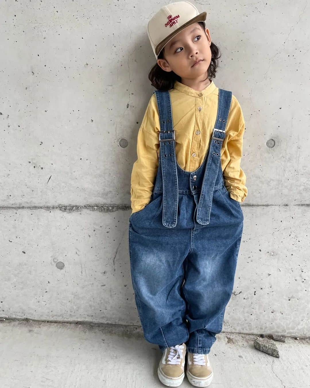 セレクトファッション・ .+*:laule'a*:｡さんのインスタグラム写真 - (セレクトファッション・ .+*:laule'a*:｡Instagram)「.⁡ ⁡⁡ ⁡⁡ ⁡タック　デニムサロペット  ￥2,990  size 110-150⁡ ⁡⁡ ⁡⁡ ⁡⁡ ⁡⁡ ⁡.⁡ ⁡model @roconaloha ⁡ ⁡112cm/120⁡ ⁡⁡ ⁡⁡ ⁡⁡ ⁡⁡ ⁡⁡ ⁡.⁡ ⁡⁡ ⁡⁡ゆるっとしたシルエットが可愛い デニムオールインワン.  タックの入ったデザインに裾に向かって 緩やかに細くなるテーパードシルエットが こなれ感たっぷりな一枚. お好みのインナーでロングシーズン活躍する アイテムです.⁡ ⁡⁡ ⁡⁡ ⁡⁡ ⁡⁡ ⁡⁡ ⁡⁡ ⁡.⁡ ⁡⁡ ⁡⁡ ⁡  ⁡⁡ ⁡⁡⁡⁡#トップス#秋#秋新作#秋おそろい⁡プチプラファッション#キッズコーデ#アクセサリー#男の子#キッズファッション#女の子服#子供服#キッズサンダル#女の子ママ# #姉妹#男の子服 #ootd#親子おそろい#サロペット#ニットパンツ#大人顔負け#大人顔負けファッション#小学生ファッション#デニムサロペ#デニムサロペット ⁡」10月8日 19時08分 - laulea_shop
