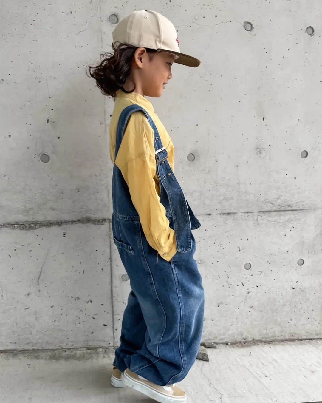 セレクトファッション・ .+*:laule'a*:｡さんのインスタグラム写真 - (セレクトファッション・ .+*:laule'a*:｡Instagram)「.⁡ ⁡⁡ ⁡⁡ ⁡タック　デニムサロペット  ￥2,990  size 110-150⁡ ⁡⁡ ⁡⁡ ⁡⁡ ⁡⁡ ⁡.⁡ ⁡model @roconaloha ⁡ ⁡112cm/120⁡ ⁡⁡ ⁡⁡ ⁡⁡ ⁡⁡ ⁡⁡ ⁡.⁡ ⁡⁡ ⁡⁡ゆるっとしたシルエットが可愛い デニムオールインワン.  タックの入ったデザインに裾に向かって 緩やかに細くなるテーパードシルエットが こなれ感たっぷりな一枚. お好みのインナーでロングシーズン活躍する アイテムです.⁡ ⁡⁡ ⁡⁡ ⁡⁡ ⁡⁡ ⁡⁡ ⁡⁡ ⁡.⁡ ⁡⁡ ⁡⁡ ⁡  ⁡⁡ ⁡⁡⁡⁡#トップス#秋#秋新作#秋おそろい⁡プチプラファッション#キッズコーデ#アクセサリー#男の子#キッズファッション#女の子服#子供服#キッズサンダル#女の子ママ# #姉妹#男の子服 #ootd#親子おそろい#サロペット#ニットパンツ#大人顔負け#大人顔負けファッション#小学生ファッション#デニムサロペ#デニムサロペット ⁡」10月8日 19時08分 - laulea_shop