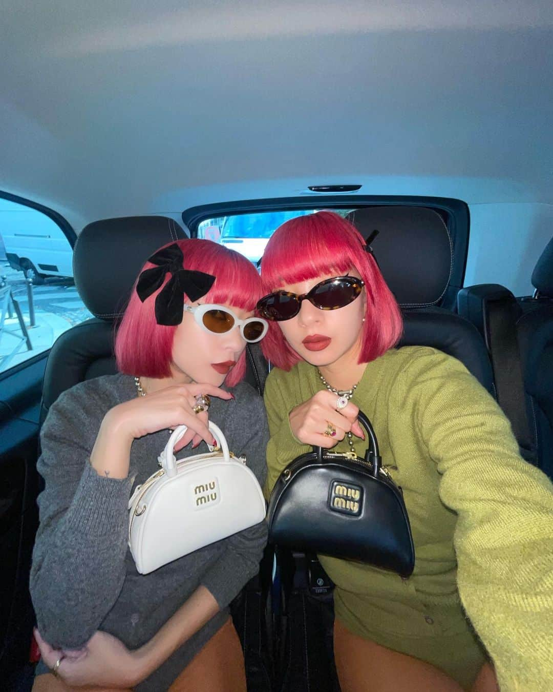 AYAさんのインスタグラム写真 - (AYAInstagram)「MIU MIU @miumiu 💕  マイクロミニ、ブレザー、バレエシューズ(フラットシューズ)ポロシャツ、miumiuになれば新鮮、新しい魅せ方、アプローチがある💎 それでいてどこか懐かしさ、親しみやすさを感じるのが多くの人に愛される理由なのかも。 Miucciaのクリエーションは永遠 いつもときめきをくれるブランド🌹✨」10月8日 19時09分 - ayaxxamiaya