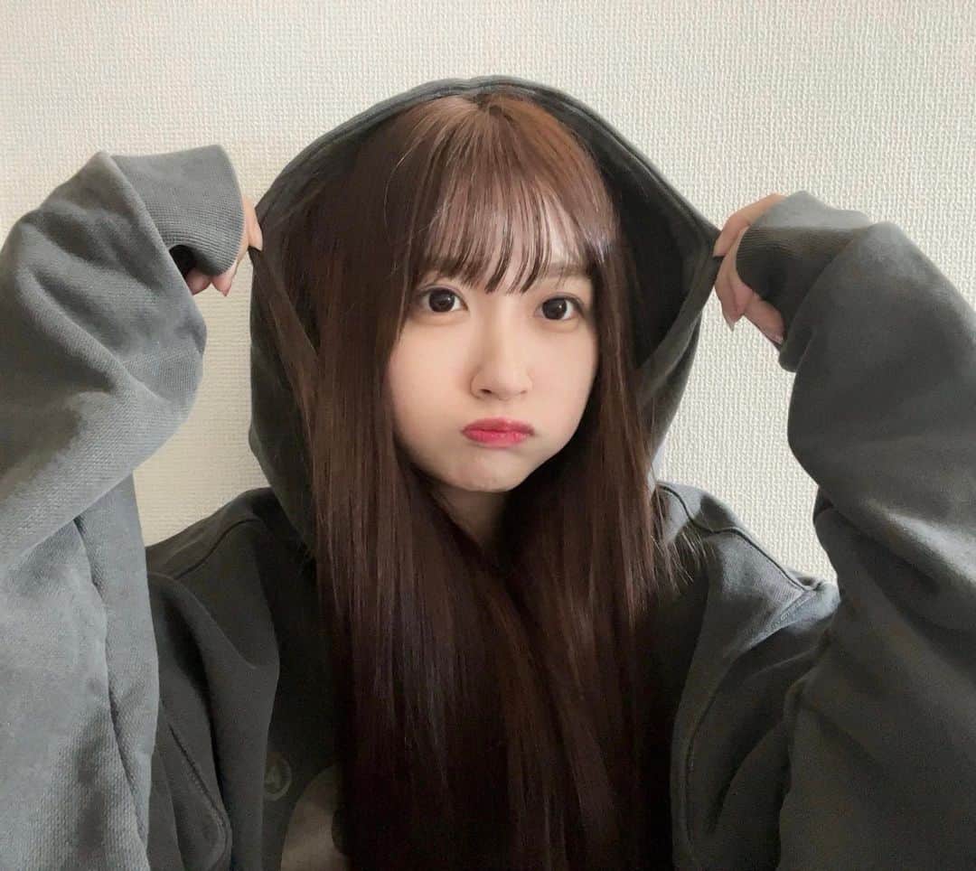 まあれのインスタグラム：「この日ちょーー盛れなかった。から加工強めごめんね✩ ⁡ ⁡ ⁡ ⁡ ⁡ ⁡  #パーカー  #パーカーコーデ  #スウェット  #939  #fyp #おすすめ」