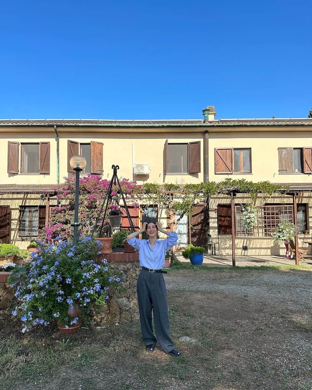 堀田茜のインスタグラム：「お休みをいただきイタリアへ🇮🇹 友人の結婚式に家族で参列してきました💐 海外での挙式は初めてで、本当に幸せいっぱいの空間で自由で陽気で美しくて感動してしまいました。。 写真あるので載せていきます🥳 これは式でたくさん幸せをもらった次の日の写真🫶🏻」