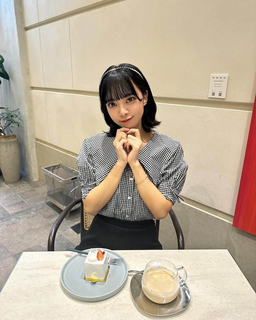 山田寿々のインスタグラム：「𓂃☕️⋆͛*ﾟ ⁡ ⁡ カフェ行けた🫖🍃 風強くて寒かったからホットにしたよ(っ ̫ ; ˘) ⁡ カフェ行ったら何飲む〜？♡ ⁡ ⁡ #表参道カフェ #カフェ #カフェ巡り #ootd #アイドル」