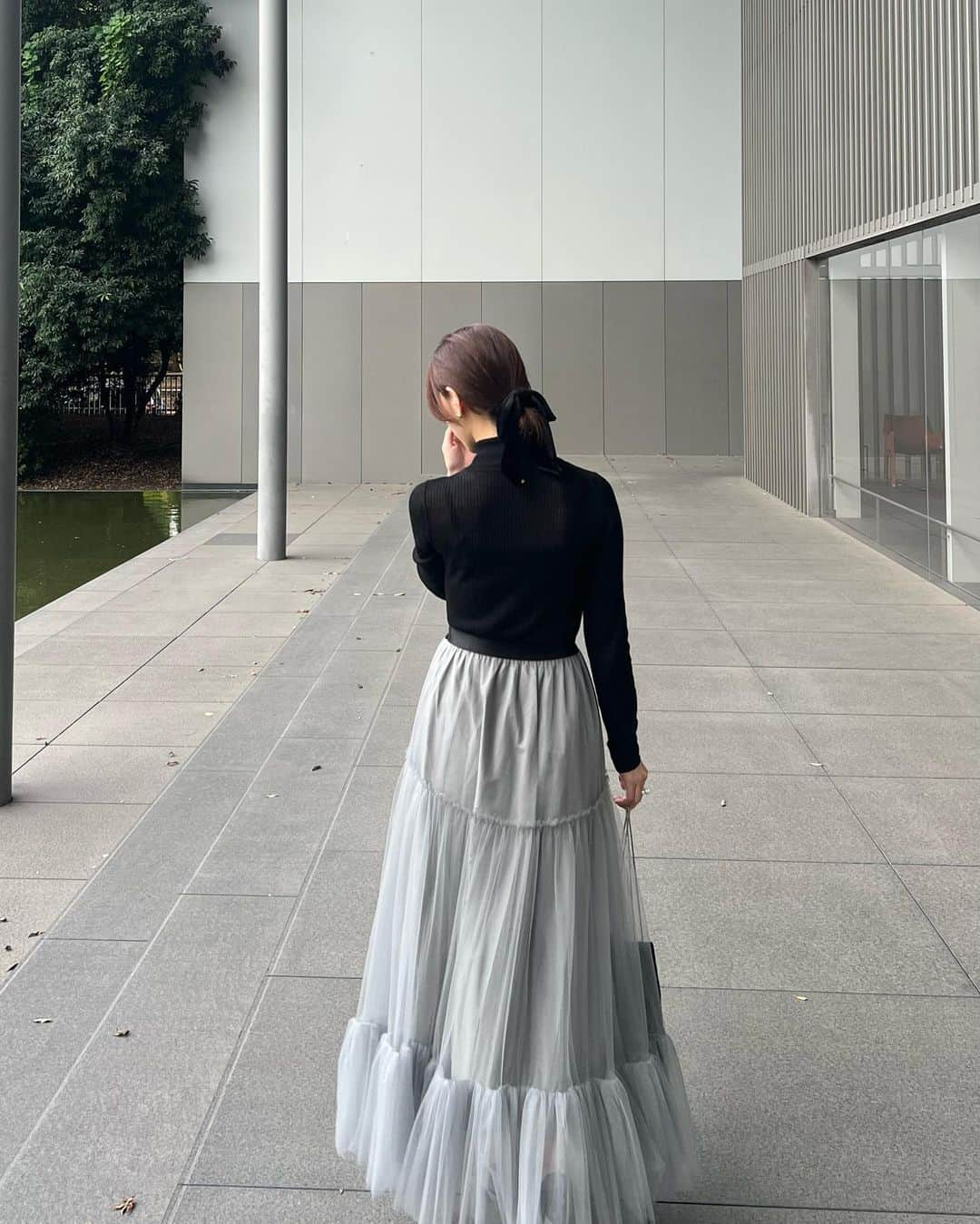 石黒美帆のインスタグラム：「. ⁡ ふんわりチュールがたまらないスカート🩶 ⁡ ribbon#chapeaudo  tops#anuans skirt#dresslave bag#titeinthestore ⁡ 冬はゆるっとニットの裾から チュールが見えるのも可愛いなーと💭 ⁡ ⁡ 素敵だなと思って訪ねてみた法隆寺宝物館。 金沢にある鈴木大拙館と同じ建築家さんでした☺️懐かしき3年前の金沢も。🍂 ⁡ ⁡」