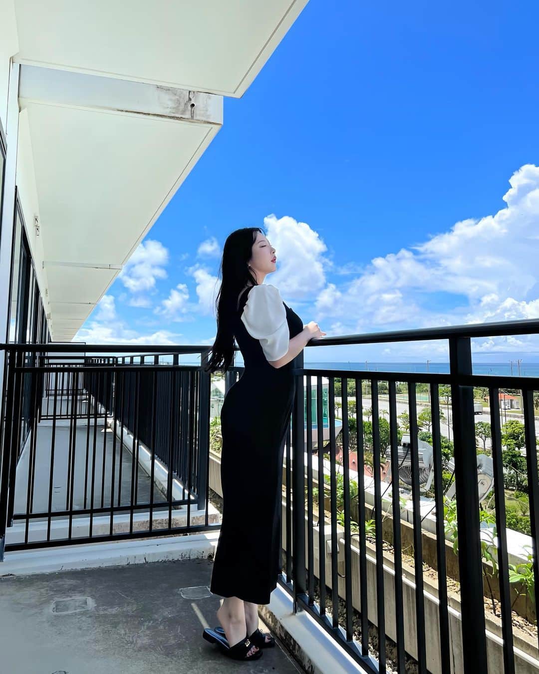神宮 若奈さんのインスタグラム写真 - (神宮 若奈Instagram)「🐩🤍🩵💙🖤 　　 　　 うみあまりうつってなかったw いい天気の中祖父の米寿のお祝いをしました🌾 　　 マーメイドワンピース やっぱりボディライン神😭🤍🖤w   #gunabonnie #グナボニ #マーメイドワンピース  #米寿 #米寿のお祝い #祖父らぶ  #bodymake #hourglassbody #bp  #okinawa #japan #ボディメイク」10月8日 19時20分 - jinguwakana