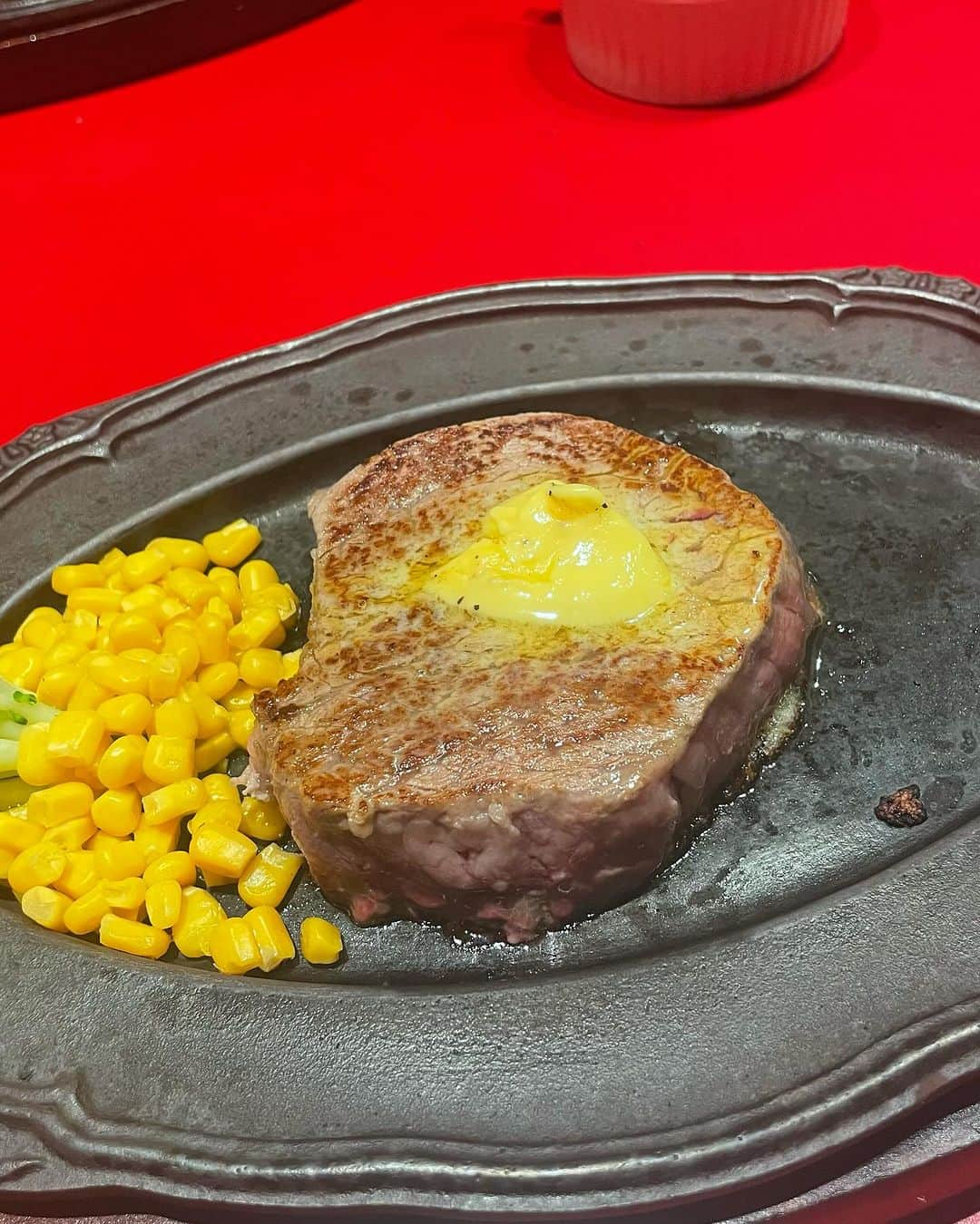 井上あみなさんのインスタグラム写真 - (井上あみなInstagram)「五反田にあるSTEAK HOUSE BRASEへ行ってきました🥩  クイーンステーキ(ヒレ)1/2ポンド ￥3,718 をいただいたよん😊  レア加減最高😍 柔らかすぎてナイフいらず🥹  美味しかった😊 自家製ステーキソースをはじめ、味変も色々できて飽きずに食べれました♥️  📍東京都品川区西五反田8-1-1はじめのびる1階  #steakhousebrase #五反田グルメ #五反田ステーキ #クイーンステーキ」10月8日 19時12分 - amina_inoue0702