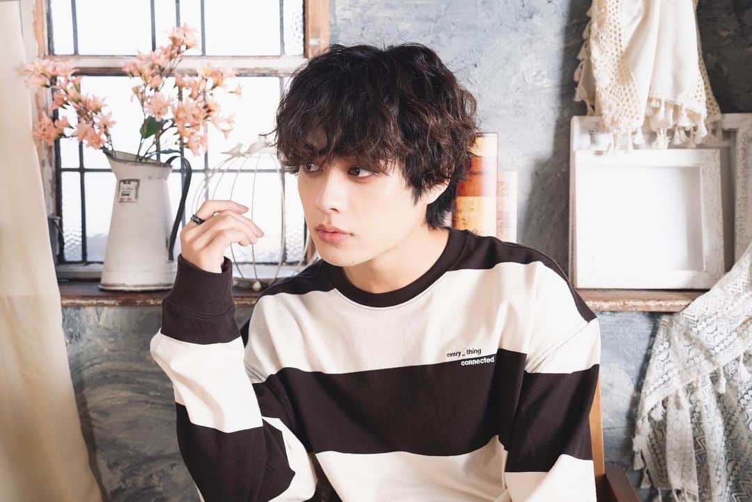 橋本裕太さんのインスタグラム写真 - (橋本裕太Instagram)「新ビジュアル どうですかーー？？？ 秋仕様でございます🍂  Photographer:@yokkun_bow  Hair&Make-up:@hirotarena_」10月8日 19時15分 - yuta_gram