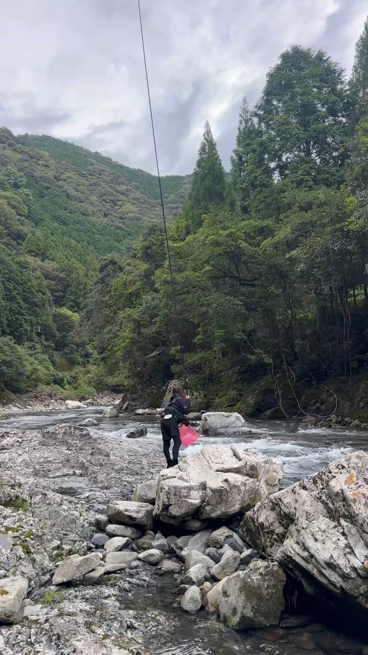 宮田亜夢のインスタグラム：「Sweet fish fishing 🎣  Don’t you wanna try ?? 🥹  #鮎釣りを世界のアングラーに知ってもらいたい  #sweetfish  #polefishing   #鮎釣り #鮎 #友釣り #延べ竿 #ライトスタイル #ダイワ  #DAIWA  #宮田あゆ #釣り #fishing #fishinglife #fishingday  #낚시 #川 #渓流 #渓流釣り  #camp #清流 #outdoor #outdoors #nature #naturelover #japanesestyle」