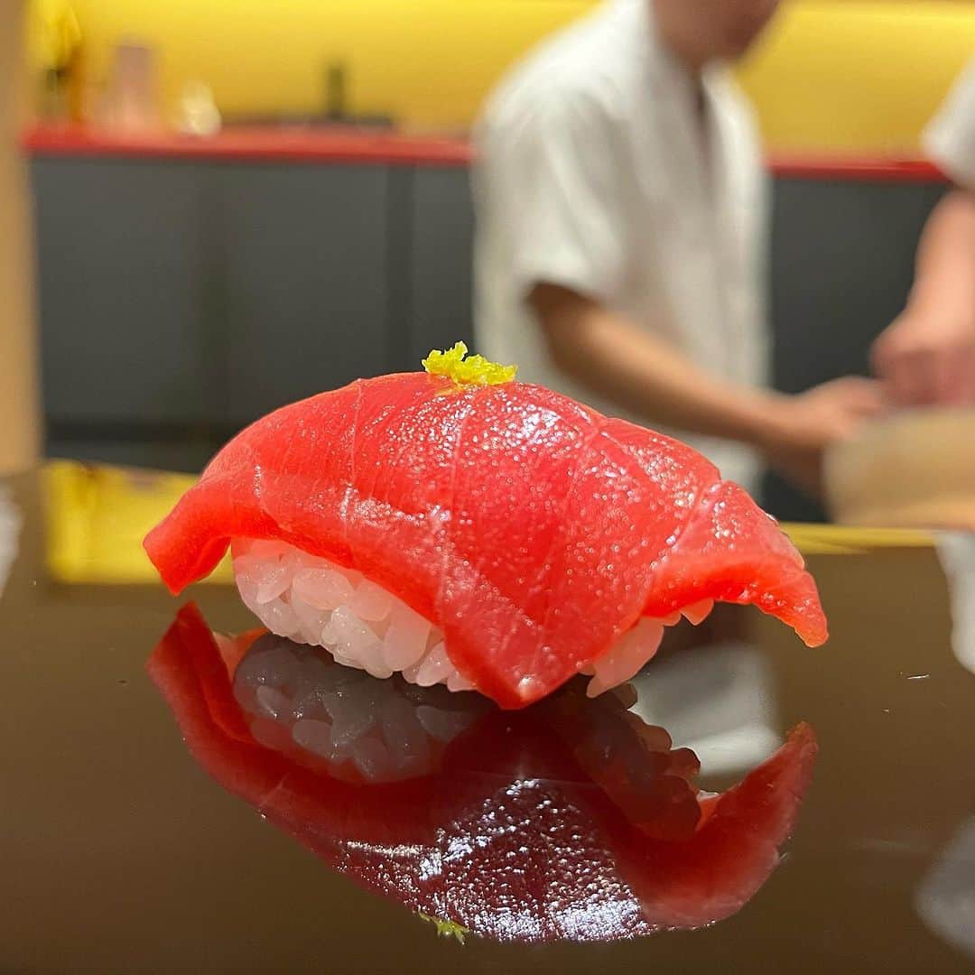 SUSHI KANDA • 寿司神田さんのインスタグラム写真 - (SUSHI KANDA • 寿司神田Instagram)「ซูชิคันดะ ฉลองครบรอบ 10 ปี เราขอขอบคุณทุกท่านเป็นอย่างสูง และขอมอบของขวัญสำหรับผู้มีอุปการะคุณทุกท่าน คอร์สโอมากาเสะ ลดทุกคอร์ส 25% วันนี้ จนถึง วันอาทิตย์ สัปดาห์หน้า เราหวังเป็นอย่างยิ่งที่จะพบกับทุกท่าน🙏🏻  Sushi kanda celebrates 10th years anniversary  As a token of our gratitude we would offer you 25% discount on Omakase menu today until next Sunday. We look forward to seeing you  寿司神田は今月で10周年を迎える事が出来ました。  感謝のお礼を込めてお任せメニューを25％ディスカウント致します！ 本日から来週の日曜日までの1週間です。 お待ちしております。  For reservation: 099.606.0013 Or Line ID 027126639  #sushikanda #sushi #japanesecuisine #sashimi #foodporn #aroi #aroiibkk #ginraidee #paigingun #wongnai #edtguide #bkkmenu #starvingtime #寿司神田 #寿司スタグラム #鮨 #寿司 #すし #バンコク寿司 #銀座グルメ #赤酢 #横井醸造」10月8日 19時21分 - sushi.kanda