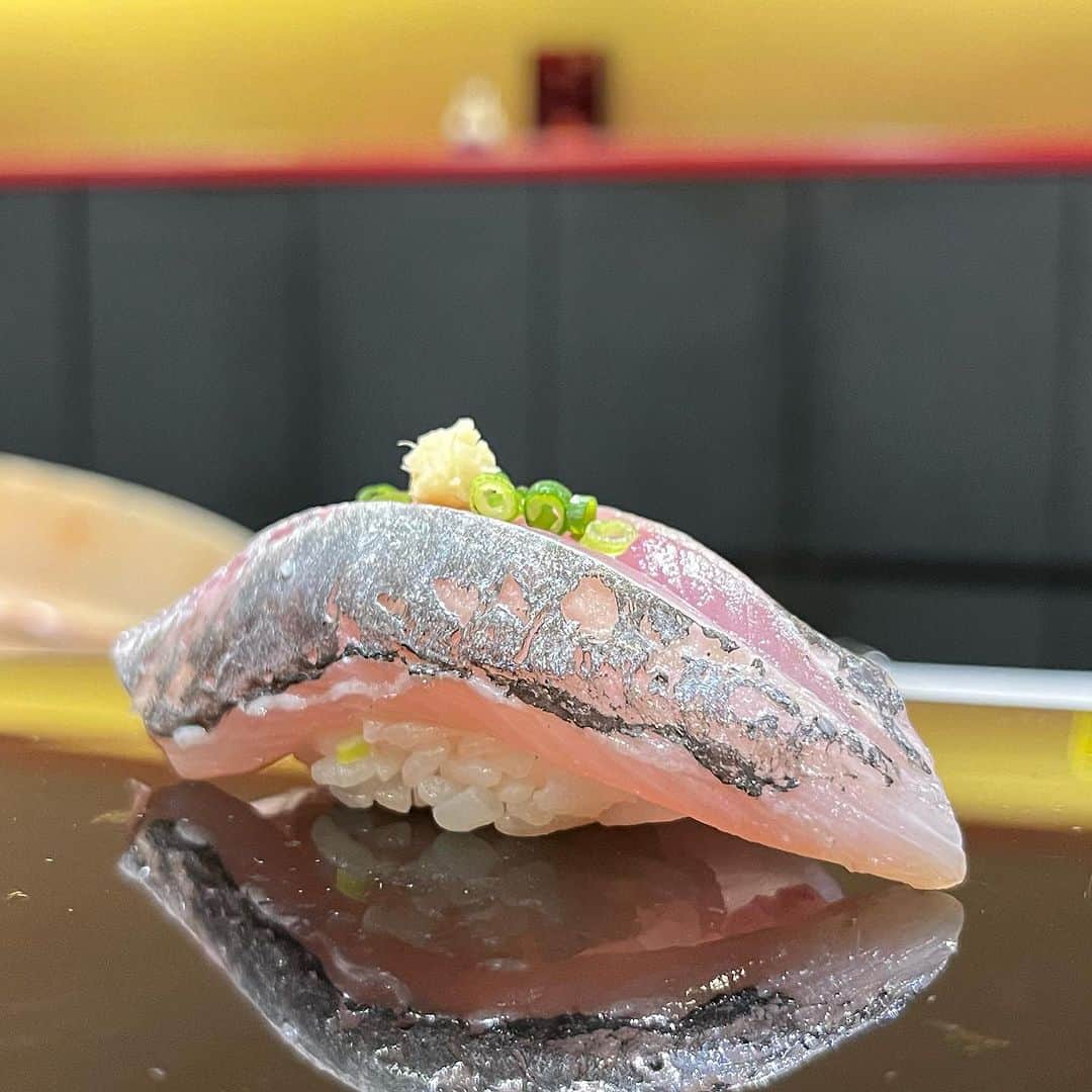 SUSHI KANDA • 寿司神田さんのインスタグラム写真 - (SUSHI KANDA • 寿司神田Instagram)「ซูชิคันดะ ฉลองครบรอบ 10 ปี เราขอขอบคุณทุกท่านเป็นอย่างสูง และขอมอบของขวัญสำหรับผู้มีอุปการะคุณทุกท่าน คอร์สโอมากาเสะ ลดทุกคอร์ส 25% วันนี้ จนถึง วันอาทิตย์ สัปดาห์หน้า เราหวังเป็นอย่างยิ่งที่จะพบกับทุกท่าน🙏🏻  Sushi kanda celebrates 10th years anniversary  As a token of our gratitude we would offer you 25% discount on Omakase menu today until next Sunday. We look forward to seeing you  寿司神田は今月で10周年を迎える事が出来ました。  感謝のお礼を込めてお任せメニューを25％ディスカウント致します！ 本日から来週の日曜日までの1週間です。 お待ちしております。  For reservation: 099.606.0013 Or Line ID 027126639  #sushikanda #sushi #japanesecuisine #sashimi #foodporn #aroi #aroiibkk #ginraidee #paigingun #wongnai #edtguide #bkkmenu #starvingtime #寿司神田 #寿司スタグラム #鮨 #寿司 #すし #バンコク寿司 #銀座グルメ #赤酢 #横井醸造」10月8日 19時21分 - sushi.kanda