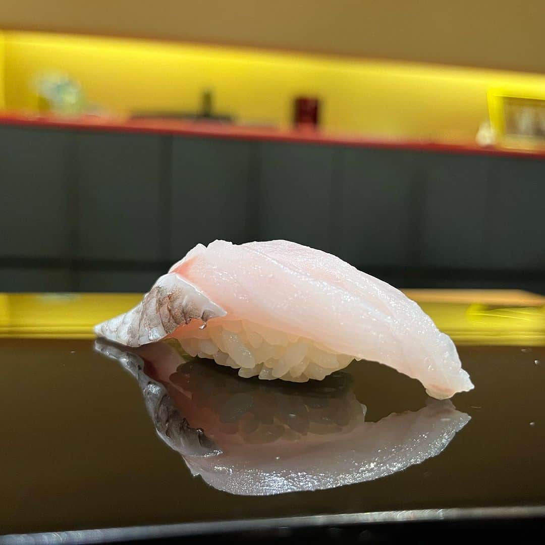 SUSHI KANDA • 寿司神田さんのインスタグラム写真 - (SUSHI KANDA • 寿司神田Instagram)「ซูชิคันดะ ฉลองครบรอบ 10 ปี เราขอขอบคุณทุกท่านเป็นอย่างสูง และขอมอบของขวัญสำหรับผู้มีอุปการะคุณทุกท่าน คอร์สโอมากาเสะ ลดทุกคอร์ส 25% วันนี้ จนถึง วันอาทิตย์ สัปดาห์หน้า เราหวังเป็นอย่างยิ่งที่จะพบกับทุกท่าน🙏🏻  Sushi kanda celebrates 10th years anniversary  As a token of our gratitude we would offer you 25% discount on Omakase menu today until next Sunday. We look forward to seeing you  寿司神田は今月で10周年を迎える事が出来ました。  感謝のお礼を込めてお任せメニューを25％ディスカウント致します！ 本日から来週の日曜日までの1週間です。 お待ちしております。  For reservation: 099.606.0013 Or Line ID 027126639  #sushikanda #sushi #japanesecuisine #sashimi #foodporn #aroi #aroiibkk #ginraidee #paigingun #wongnai #edtguide #bkkmenu #starvingtime #寿司神田 #寿司スタグラム #鮨 #寿司 #すし #バンコク寿司 #銀座グルメ #赤酢 #横井醸造」10月8日 19時21分 - sushi.kanda
