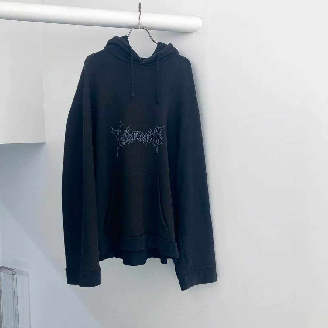 のインスタグラム：「. 《 VETEMENTS 》  SEASON : 15AW ⁡ －－－－－－－－－－ー－－－－－－－－－－－－－－  商品の詳細につきましてはDM、又はお電話にてお問い合わせ下さい。 ⁡ DMやお電話からの郵送販売も可能です。 ⁡ ショッピングローンなど各種お支払い方法もご用意しておりますのでご相談下さい。 ⁡ International shipping is available. Please contact us though DM. ⁡ ⁡ 〈RINKAN SHIBUYA〉 TEL：03-5458-3050 LINE ID：@283swjhf」