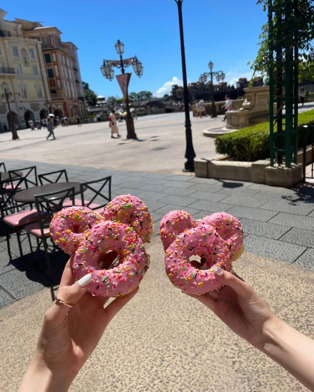 関谷瑠紀さんのインスタグラム写真 - (関谷瑠紀Instagram)「おいしかったー！ ⁡ 食べたかった40周年限定のディズニーフード沢山食べたの〜 この日だけは気にせず食べちゃった♡ ⁡ 美味しい物食べてる時は幸せだね。 いっぱい写真撮ってるんるん🎶  #ディズニー #ディズニーシー #ディズニーフード #ディズニーシーグルメ #関谷瑠紀」10月8日 19時16分 - ruki_0808