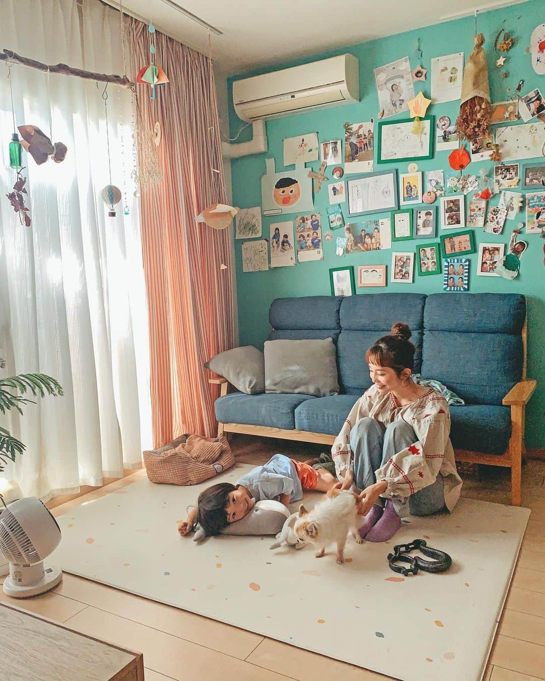 むらたさきさんのインスタグラム写真 - (むらたさきInstagram)「♡♡ ． いつもとっ散らかっていて 公開断念していたリビング🏠🐶👦🧹 ． 久々にちょっと片付いたので記録📷♡ (でも、見せられるのここだけ…☝️🤣爆) ． ． 夏の間は キャンプ用のマットを敷いていた(😂)くらいに もう長らくラグ迷子すぎたわが家に、 @parklon_carino_carino がやってきました〜🫶🥳✨ ． ． 滑らず1枚で敷ける、 しっかり厚みのあるクッションマットで、 さっと拭ける防水素材が 子どもや🐶🐶の粗相にも対応できてストレスフリーだし、 床暖＆ホットカーペットもOKなので、 季節を選ばず使い続けられるのも💯だ〜✌️🥰💮 ． よだれや吐き戻しで 毎週ラグの洗濯に追われていた、 子どもたちが赤ちゃんの頃から敷いておきたかったな〜♡♡と ちょっと後悔しているくらいに(😂💘)、 かなり使い勝手よい👌😘 ． ． 防菌、防臭、防カビ仕様で、 ダニの繁殖も99.9％抑制してくれるそう🧼🫶🐰 ． ． ． サイズも豊富で、 わが家はM／190cm × 130cm (厚み1.2cm) にしました💡☺️ ↑ 肉は十分についとるのに🐷、 左右に流れて(？)座る部分のお肉は薄くなって 長時間座っているとジリジリと痛い 母のおしり(この体感、伝わるかな🍑😂笑？)には ありがたい厚み🙏😉✨ ． ． リバーシブルで、 この裏はシンプルなベージュのラグデザイン🦊♡ (8枚目) ． ． ． わが家は騒音指数も高そう😭なので、 もちもちクッションの防音効果にも期待している〜🙇‍♀️♡ ． ． ． ． ． ． ．  #10歳 #7歳 #4歳 #三兄弟 の三男👦 ． #子育て #男の子ママ  #犬のいる暮らし #プレイマット  #ベビーマット #カーペット  #ベビーグッズ #赤ちゃんグッズ  #育児グッズ #赤ちゃん用品  #carinocarino」10月8日 19時17分 - muratasaki