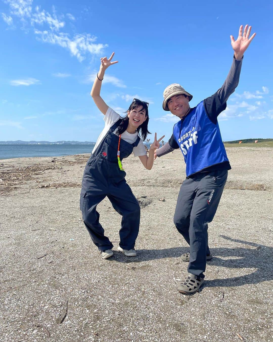 香月ハルのインスタグラム：「ハンターと久しぶりに釣りした🎣  1日目2日目と、林名人おすすめのご飯屋さんに連れて行ってもらって3人で食べました！ フレッシュマート三平 ポークステーキ極厚で少し濃いめのタレがご飯に合って美味しいすぎた これの他にカキフライ(1ケ60円安すぎ)とミートボール(旨すぎ)も食べてお腹が悲鳴上げてたけど、幸福が勝ちました 中華料理 海花 スペシャルあさりラーメン 麺にも海苔が練り込まれてるくらい海苔推し 元祖あさりラーメンおいしいとにかく海苔推し これを食べるために二日酔いになりたいとさえ思わされる  南房総と言えば宮醤油！と言われる有名なお醤油を作っているお店へ行きました。 ハンターがお土産で買ってくれた☆ やさしい！ありがとう！ これでサカナ食べるね！」