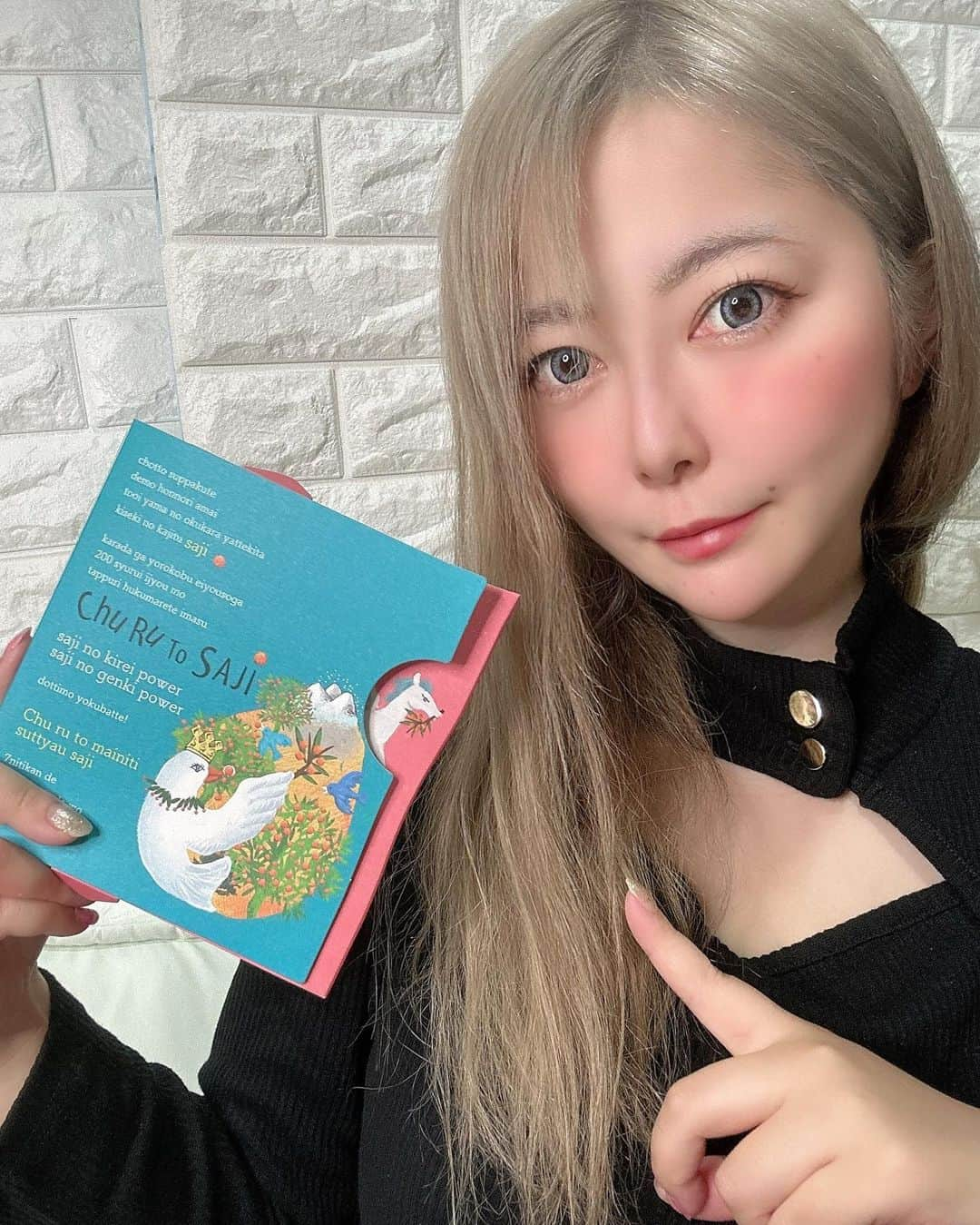 滝川かのん（三城ありさ）のインスタグラム：「ちゅるっとサジー✨️  からだとこころが盛り上がる健康商品⭐️ パケがまず可愛い！！ 箱も、説明書も、全て可愛くて見ただけでテンションアガる⤴︎⤴︎ 絵本みたいで可愛くて飾りたくなる💕 細部までこだわりがあって何度も見返しちゃう！☺️ イラストや文字が可愛い💕  ちゅるっとサジーは200種類以上の栄養素を含んだ話題の「サジー」をぎゅっとペーストにしたもので、 特に鉄分が多くて鉄分不足になりがちな女性におすすめ✨  疲れが取れない、貧血気味、お肌の調子が落ち気味などなど！  「栄養不足」「鉄分不足」のがんばる女性におすすめですദ്ദി ˃ ᵕ ˂ )  可愛くて栄養補給🫶 摂取しよう✌️✨️  #PR #サジージュース #サジーマルシェ #ちゅるっとサジー  #貧血対策  #鉄分補給  #プレゼントにオススメ  #内側から美しく  #健康ドリンク  #健康美食 #サプリメントの選び方  #美容女子とつながりたい  #Qoo10 #かわいいパッケージデザイン #美と健康をサポート #かわいいだけじゃない #自分にプレゼント #自分に優しく #自分にごほうび #かわいいもの好き #健康マニア #仕事はかどる #元気になれる #気持ち高まる #部屋に飾りたい #かわいい雑貨」