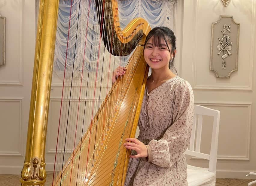 松岡みやびのインスタグラム：「#コンクール #受賞おめでとう   Maria, miyabimethod student recived the Honorable mention prize at the 2023 Hong Kong International Harp Competition.  香港国際ハープコンクール（19歳以下部門）に  ミヤビメソード門下生で東京芸大付属高校3年の宮島麻里有が @maria_harp.1030   奨励賞を受賞しました🎊㊗️  香港、中国のハーピストたちのなかで19歳以下部門では  日本人唯一の受賞者となりました🏆  香港には自分の楽器を持っていけず、練習時間もほとんどなく、初めて使う慣れないモデルを本番で弾かなければいけませんでした。  初めて借りるレンタル楽器で、自分の楽器とは弦幅もデザインも違う。  弾きにくい楽器で審査され、プロデビューできるか運命を決められるのは普通なら嫌でしょう。  でも、彼女は、慣れない楽器で緊張しているときに、こんなメッセージを送ってくれました。  「初めての楽器なのでいつもと勝手は違うかもしれませんが、どんな楽器でも自分の気持ちを語りかけてあげれば、きっと私の楽器になると思うし、ハープの神様とみやび先生とラブラブな私ならどんな楽器とも仲良くなれます🫶🤍」  そして、  見事に受賞しました✨  自分の楽器じゃないと弾きにくいと文句言う人  自分の楽器じゃないと雑に扱う人  自分の楽器じゃないと実力が出せないと思い込んでいる人  こういう考えの人は上手くなりません。  私はハープを弾く前に必ず手を洗います。弦に汚れがついて汗が蓄積すると、透明感のある音色が出せなくなるからです。  でも、自分の楽器だから洗うわけじゃない。楽器店に試奏に行ったときも、他社の所有する楽器で自分には関係ないけど必ず洗います。  それは、手を洗う所作には心をお清めする意味もあるからです。  どんな楽器でも、自分の我欲エゴをお祓いしてから有り難い気持ちで弾かせていただく。  「弾く」ではなく「弾かせていただく」  それがハープの神様とつながり心で美しい音色を奏でられる唯一の方法です✨🗽  #弘法筆を選ばず  格言の本当の意味を知っていましたか？  じつは技術があるからどんな筆でも上手く書けるのではなく…  すべての筆を愛するメンタルが大事と言っているんですね♡  高校生の生徒さんに教えてもらいました✨✨」