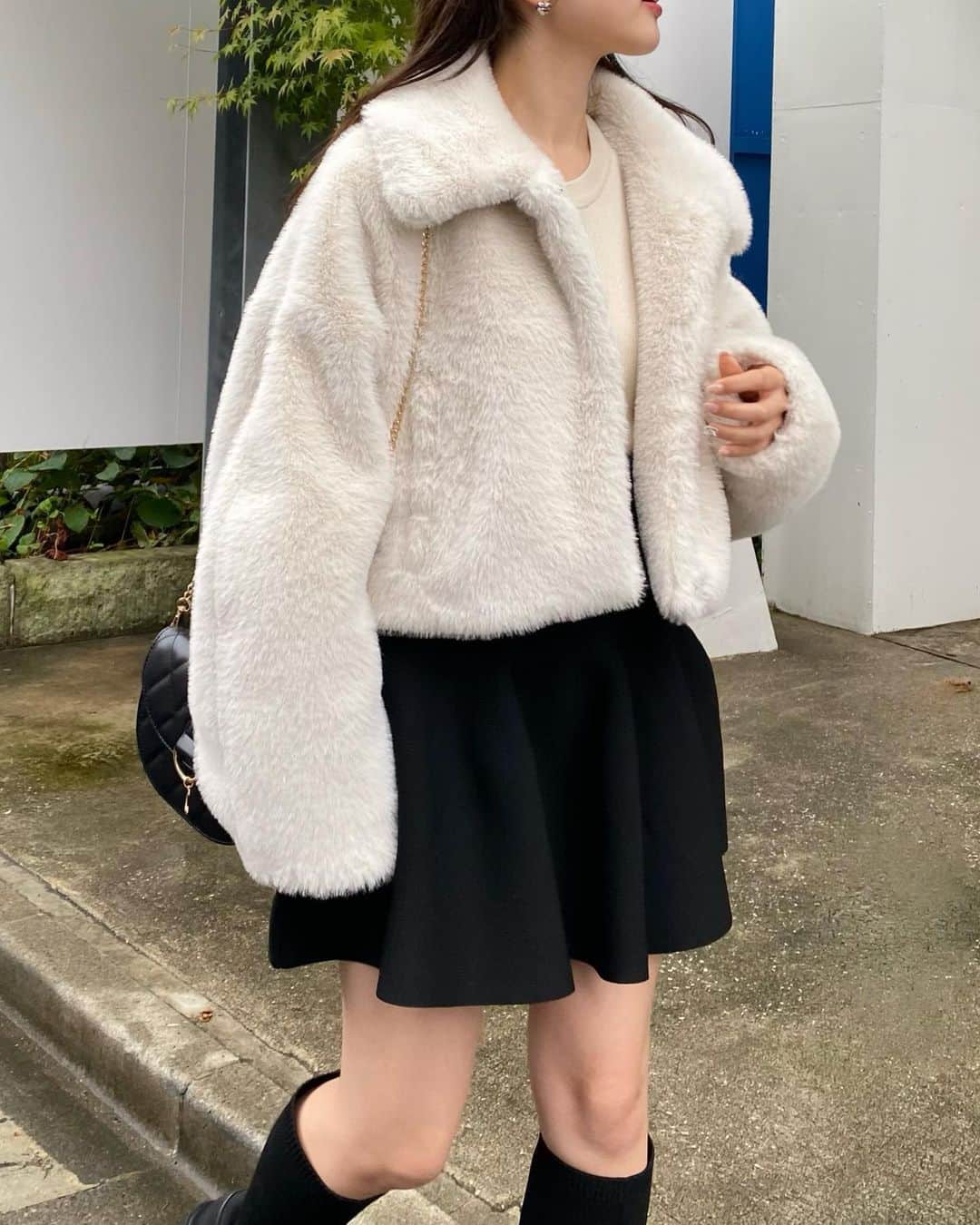 WHO’S WHO Chicoのインスタグラム：「. 【PRE ORDER】 ファーショートコート price : ¥14,520(tax in) color : アイボリー、グレーベージュ、チャコールグレー size : free  . 〜Chico 23AW OUTER PRE ORDER〜 ⚫️ONLINE STORE 10/6(金) 18:00〜　 PALCLOSET,ZOZOTOWNにてご予約受付中！  PALCLOSETでは 10/6(金) 18:00〜 10/9 (月)23:59の期間中 アウターご予約10%OFFキャンペーンを開催中です✨ (ONLINE STOREの予約ではノベルティーは付きませんのでご了承下さい。) .  ⚫️店舗 各店舗にて冬アウターのご予約を10/6(金)より受付中！ 店舗にてアウターをご予約のお客様に、 オリジナルショルダーバックをプレゼント🎁  下記期間、アウターサンプルもご準備しておりますので、 店頭にてご試着してご予約していただけます。  ■10/6(金)〜10/9(月) 渋谷109店、池袋ルミネ店、福岡ソラリアプラザ店  ■10/13(金)〜10/15(日) 新宿ルミネエスト店、HEPFIVE店、札幌ステラプレイス店  ■10/20(金)〜10/22(日) 立川ルミネ店、町田ルミネ店、名古屋パルコ店　  ・上記店舗は、サンプルをご用意している各期間中にご来店をお勧めしております。 ・上記に記載のない店舗は、10/6(金)〜10/26(木)の期間店舗でご予約承ります。  ※受け取り店舗は全店舗からお選びいただけます。 ※サンプルの用意がない店舗でもご予約可能です。 ※ノベルティーは2色からお選びいただけますが、無くなり次第終了となります。  . #Chico #チコ #SalonbyChico  #2023AW #23AW #アウター #コート」