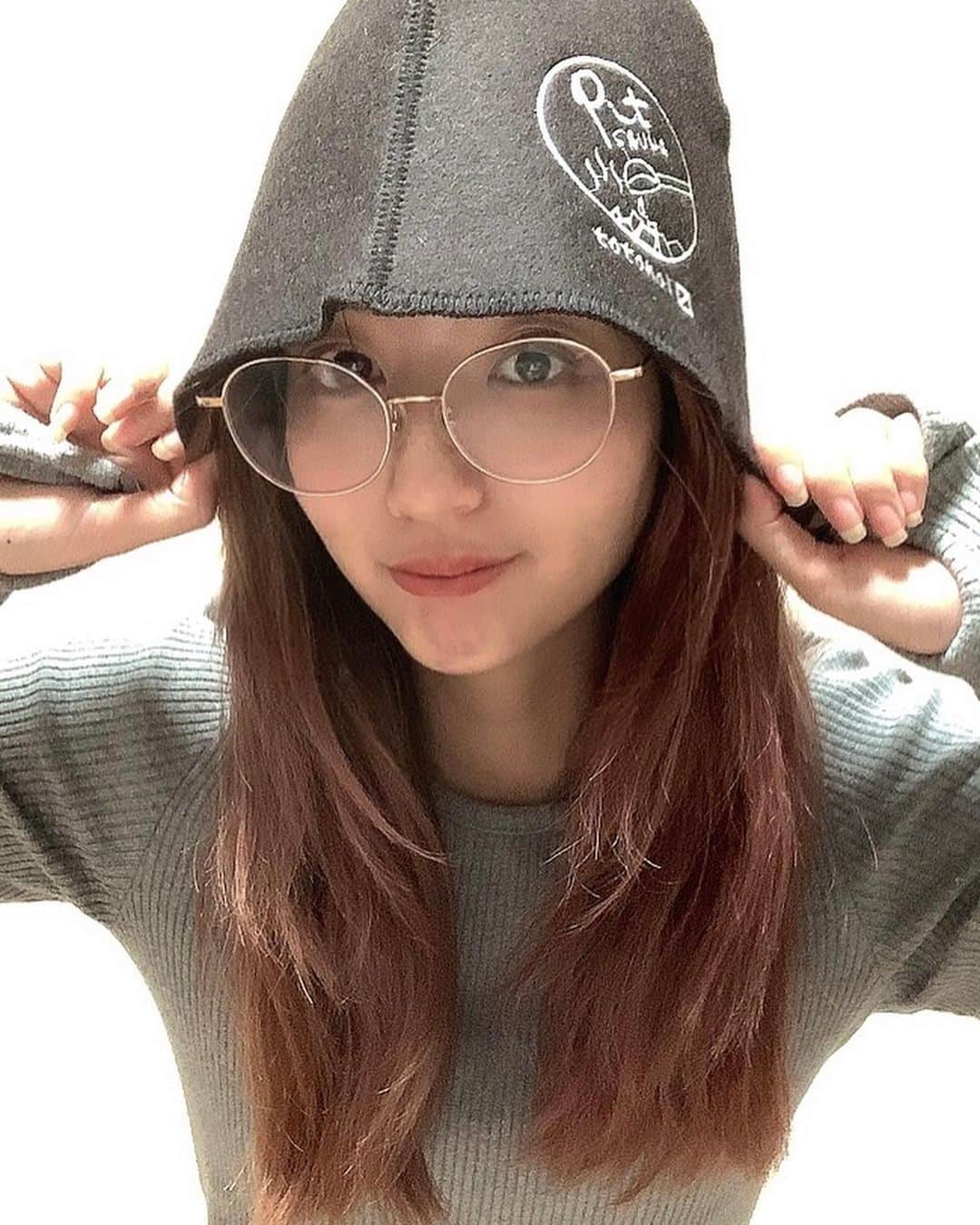 瀬口えりなのインスタグラム：「サウナハットご提供いただきました❤️  元々はダイエット目的だったんだけど、最近は整い欲しさに自宅近くの銭湯通ってます✨️  高温サウナだと髪の毛の痛みガキになったり、 先に頭が逆上せて長く入れないことが多かったので、 ずーーっっと欲しかったんです🥺🥺  ウール100パーセントだから髪にも優しくて、 速乾もあるからとても重宝してます✨️ 毎回選択すると縮むとのことなのでささっと手洗いして干してるけど全然苦じゃない(*^^*)  これからもサ活楽しむー！  ✼••┈┈••✼••┈┈••✼••┈┈••✼••┈┈••✼  PR @pit_life_official #サウナハット #サ活 #サウナ女子 #サウナ帽子 #ピットライフ #サウナグッズ #pitlife  ✼••┈┈••✼••┈┈••✼••┈┈••✼••┈┈••✼」