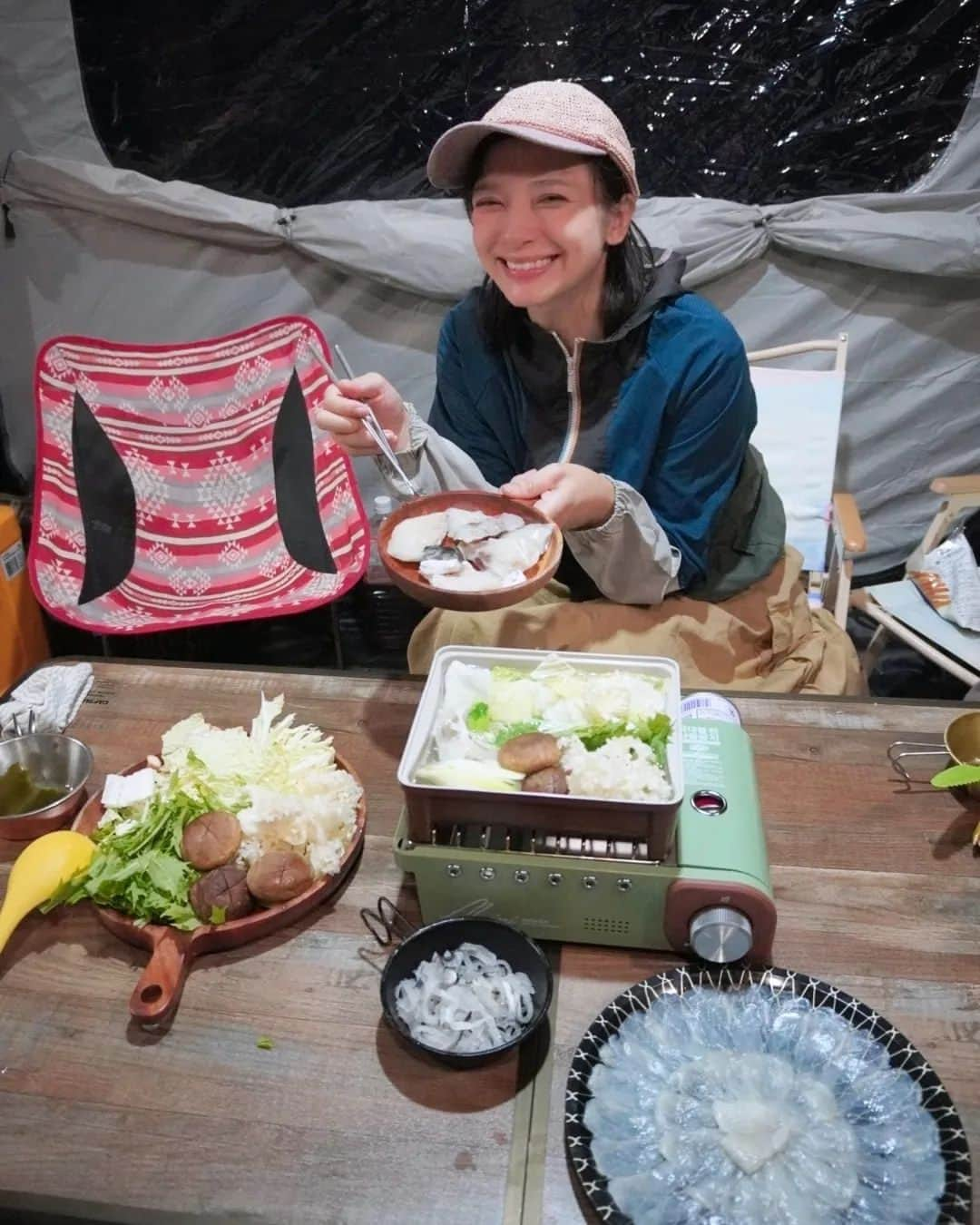 芳美リンさんのインスタグラム写真 - (芳美リンInstagram)「食欲の秋ネタ続きですいません。（笑）  やっと涼しくなってきて、 お鍋の美味しい季節に突入が来ましたね！  キャンプで贅沢にふぐ鍋しちゃいました♡  これは、、想像以上に美味しい！  お取り寄せでふぐ鍋って初めてでしたが、 かなりクオリティ高くてビックリ👀  美味しいきのこや野菜をたっぷりいれてヘルシーに♡  シメはいつもよりいい卵を使って雑炊に。  んー。たまらん♡  PR @guenpin_official #通販グルメ #ふぐ料理 #玄品 #お取り寄せグルメ#アウトドアメニュー#キャンプ飯#アウトドア女子#女子キャンプ#アウトドアベビー #アウトドアトドラー #outdoortoddler #traveltoddler #トラベルトドラー#トラベルガール#食欲の秋」10月8日 19時22分 - lynn.lynn5