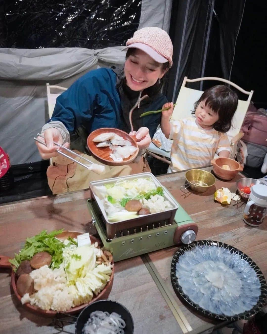 芳美リンさんのインスタグラム写真 - (芳美リンInstagram)「食欲の秋ネタ続きですいません。（笑）  やっと涼しくなってきて、 お鍋の美味しい季節に突入が来ましたね！  キャンプで贅沢にふぐ鍋しちゃいました♡  これは、、想像以上に美味しい！  お取り寄せでふぐ鍋って初めてでしたが、 かなりクオリティ高くてビックリ👀  美味しいきのこや野菜をたっぷりいれてヘルシーに♡  シメはいつもよりいい卵を使って雑炊に。  んー。たまらん♡  PR @guenpin_official #通販グルメ #ふぐ料理 #玄品 #お取り寄せグルメ#アウトドアメニュー#キャンプ飯#アウトドア女子#女子キャンプ#アウトドアベビー #アウトドアトドラー #outdoortoddler #traveltoddler #トラベルトドラー#トラベルガール#食欲の秋」10月8日 19時22分 - lynn.lynn5