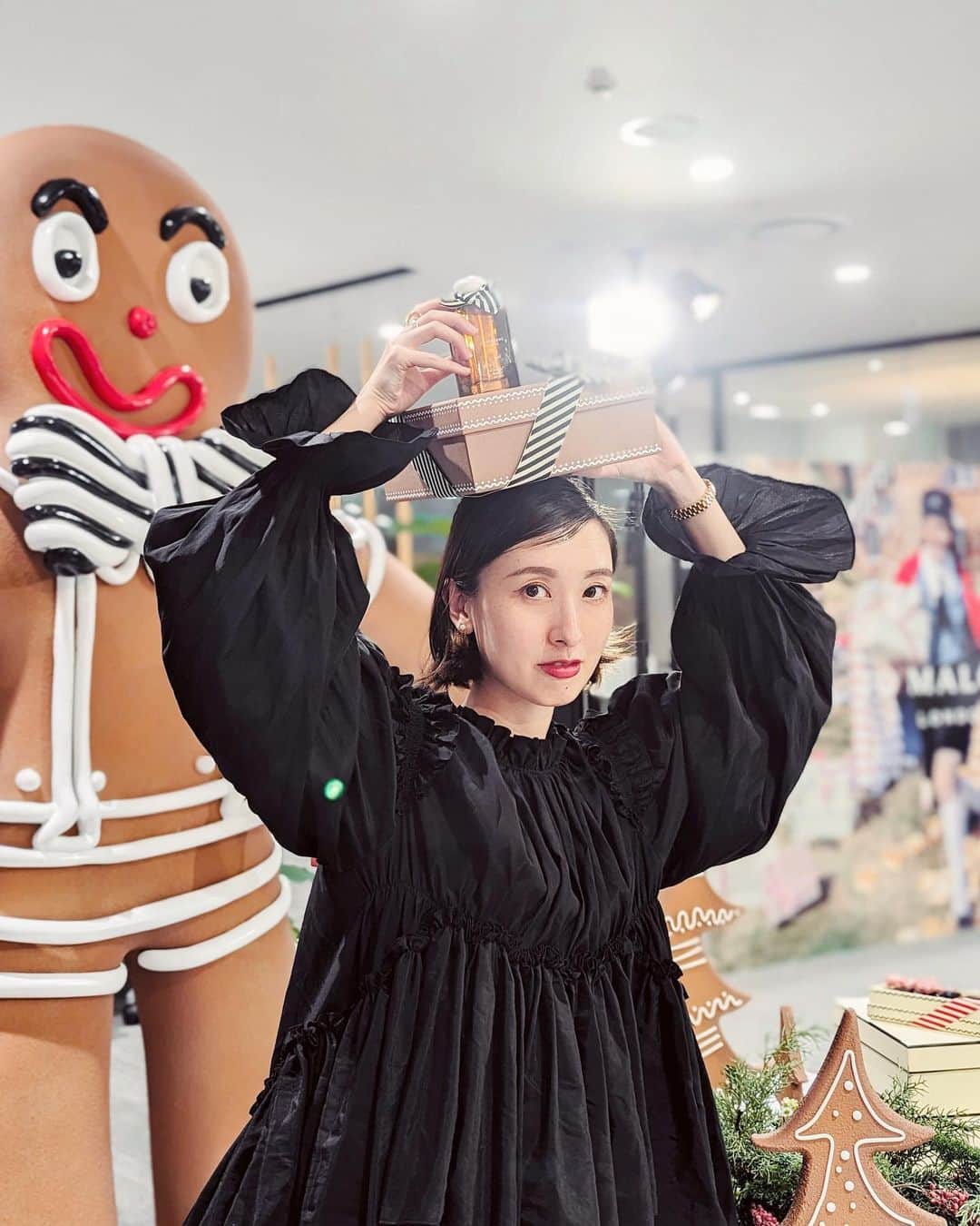 のインスタグラム：「ホリデーシーズンに向けて、ハッピーなパーティが続々と開催され始めている今日この頃。 そうなると自ずと物欲もくすぐられ、伝家の宝刀「1年頑張った自分へのご褒美」を使う機会が増える訳で…（笑）  ジョー マローン ロンドンのホリデーでは発売の度に入手している多幸感溢れるジンジャー ビスケット コロンやコロン インテンスが詰まったコフレが欲しくなり、ケイト・スペード ニューヨークでは新たなるアイコンバッグ、ダコタに心惹かれ…と、改めて街にはときめきが沢山あることを実感しました。働かねば〜  #jomalonelondon#seasonofscent#ジョーマローンロンドン#ジンジャーブレッドランド#katespadejapan#katespadenydakota#mecre」