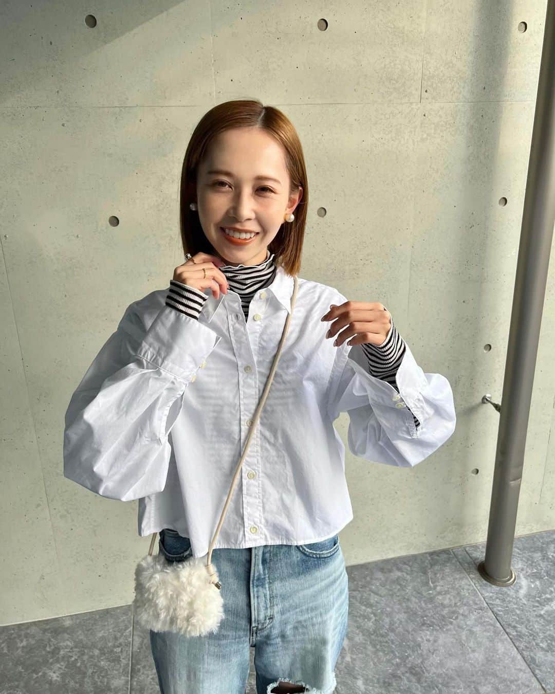 はれこのインスタグラム：「私服➰ᐢ- ̫-ᐢ₎🤍  ボーダーのタートルネックはロペピクニック👻 撮影データを載せたときに(#はれここれ買う)宣言していたやつです。 キャメルのパンツと一緒に買ってました🍂  ポシェットはロペピクニックからのプレゼント🧸🤍 撮影で使うたびに『これもう入荷しましたか？』って聞いてたからかな🤣 これは頂きものなのでちゃんと(#pr)タグ付けておきます🎁  シャツはSLOBE IENA🎠 撮影で着る回数が多くてつい買ってしまった🤣 短いシャツは意外と持っていなかったのでセーフ！  -  #ropepicnic #ロペピクニック #SLOBEIENA #スローブイエナ #秋服コーデ #秋のコーデ  #秋コーディネート  #私服コーデ #はれこ私服まとめ」
