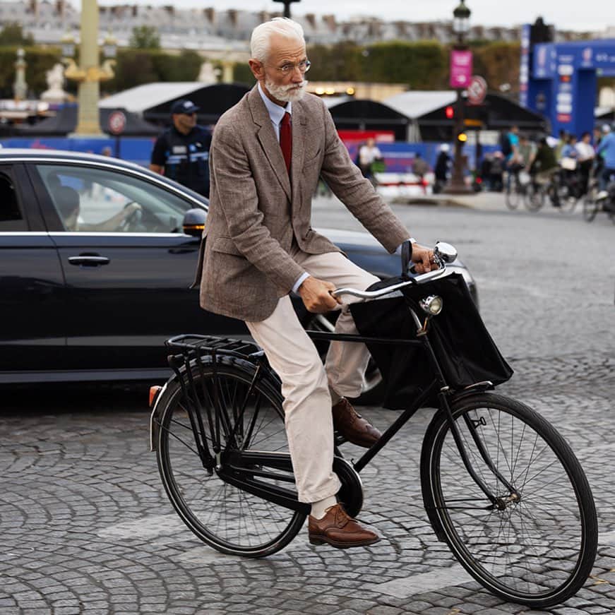 スコット・シューマンのインスタグラム：「A very elegant gentleman of Paris!」