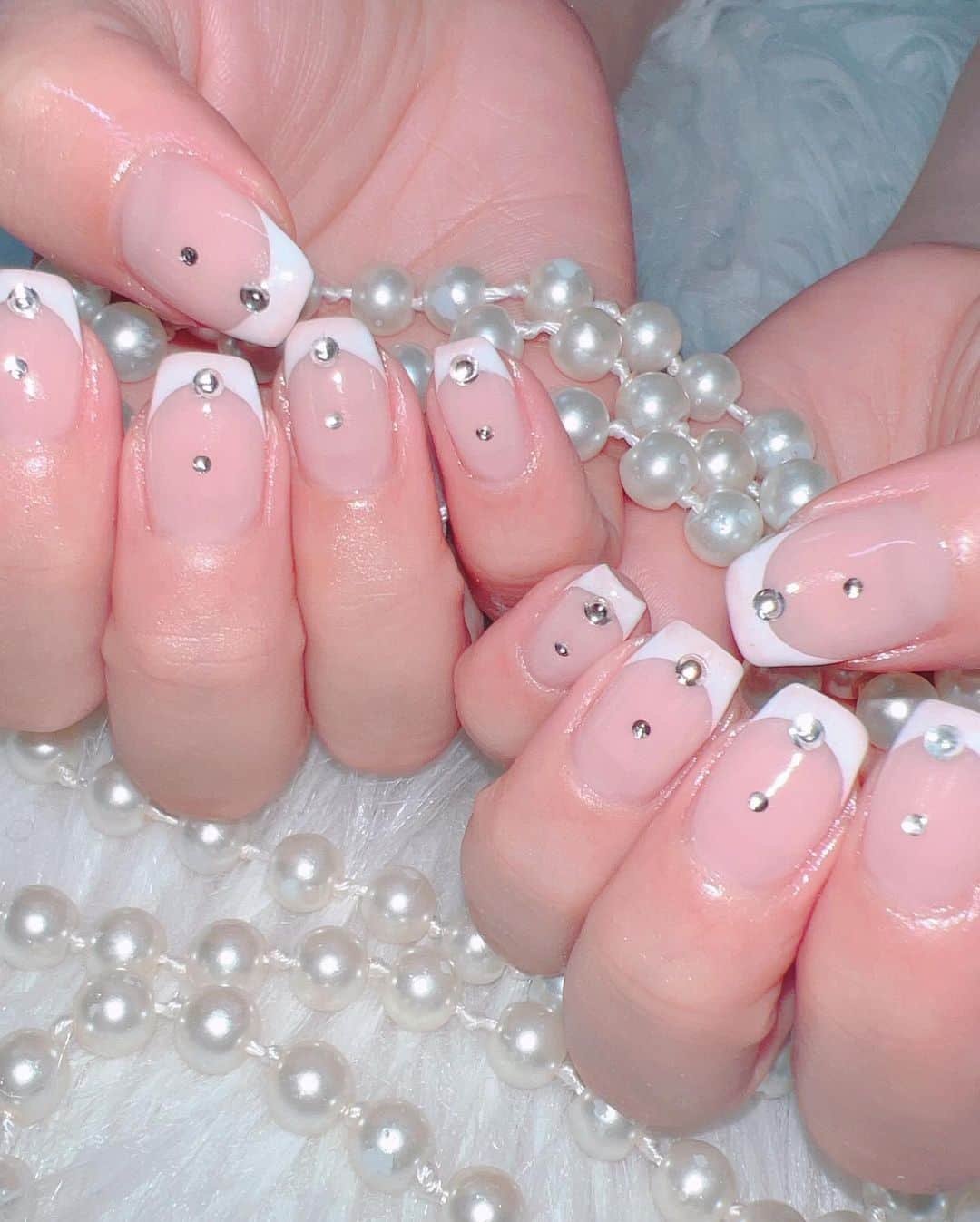 平松可奈子さんのインスタグラム写真 - (平松可奈子Instagram)「New nail🎀💓💓💓 今月は大事な撮影があって その衣装に合うデザインに💎  フレンチっていつやっても 心がときめきます〜🧚🫶💓 フレンチの先にはほんのり ピンクがはいってたりとか、 ストーンもポイントです🎀🎀  ちゅるんちゅるんで ずっと爪みちゃう🐻🤍  @ngpn12  さん ありがとうございました🫧  #nail #フレンチガーリー  #フレンチガーリーネイル　#ネイル」10月8日 19時25分 - 11kanaco14