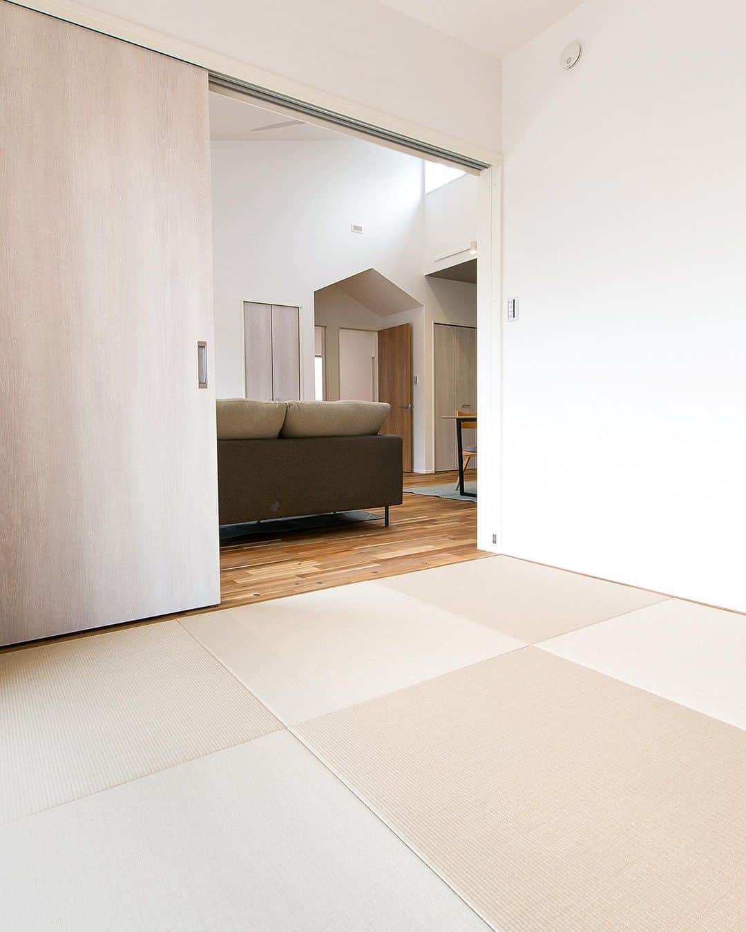 東洋ホームさんのインスタグラム写真 - (東洋ホームInstagram)「☜もっと施工事例を見る👀  『特集』畳スペース集めました！  LDKにある畳スペースあつめました！リラックススペースや客間にも使える空間に。  #和室 #畳スペース #琉球畳 #リビング #ダイニング #キッチン  * ———————————————  東洋ホームは地元宮崎で40年間家づくりを続けてきた会社です。 「家づくり」から、「暮らしづくり」へ。 こだわりの間取りとデザインが一体となった、暮らしやすく心地よい居場所のある【あなただけの住まい】を実現✨ 私たちはオシャレにも工法にもこだわった「お家の専門家」です💪  ———————————————  ＼東洋ホーム 公式YouTube始めました／ YouTubeにて【東洋ホーム】と検索！ 人気の平屋ルームツアーは必見！ 気軽にみられるショート動画も多数投稿中◎  ——————————————— ↓施工事例＆最新情報はHPにて↓ @toyohome_miyazaki プロフィールのリンクよりチェック🌟 お問合せや資料請求もお待ちしております📥 ———————————————  #東洋ホーム #宮崎工務店 #toyohome #東洋ホーム宮崎 #注文住宅 #マイホーム #マイホーム計画中 #施工事例 #宮崎注文住宅 #おしゃれな家 #おしゃれな家づくり」10月8日 19時26分 - toyohome_miyazaki