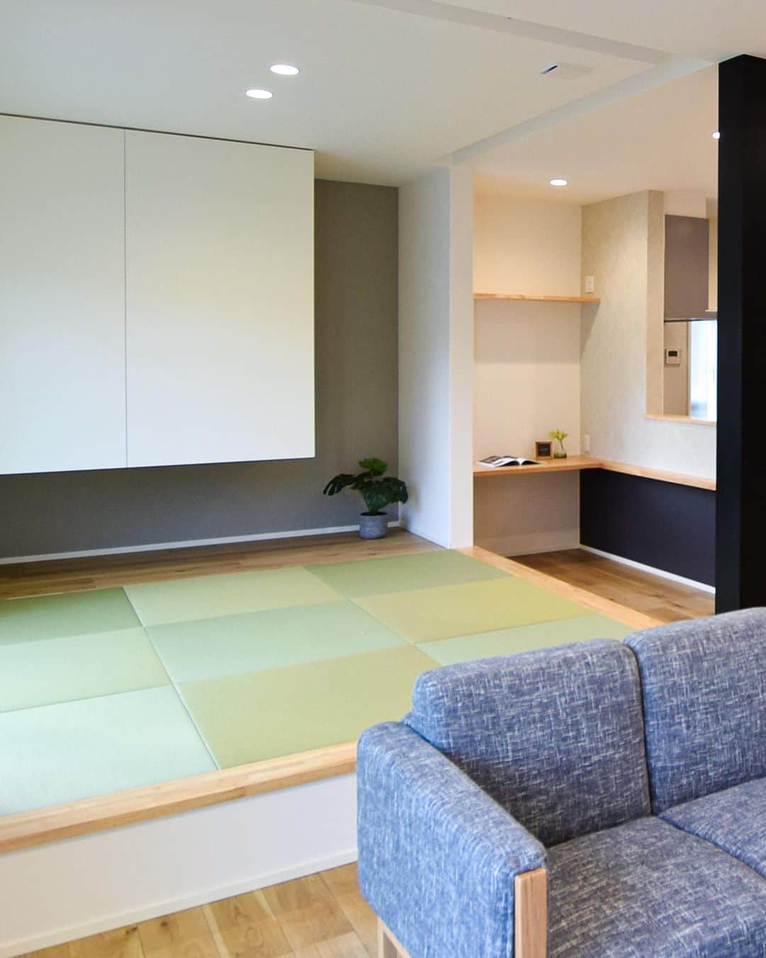 東洋ホームさんのインスタグラム写真 - (東洋ホームInstagram)「☜もっと施工事例を見る👀  『特集』畳スペース集めました！  LDKにある畳スペースあつめました！リラックススペースや客間にも使える空間に。  #和室 #畳スペース #琉球畳 #リビング #ダイニング #キッチン  * ———————————————  東洋ホームは地元宮崎で40年間家づくりを続けてきた会社です。 「家づくり」から、「暮らしづくり」へ。 こだわりの間取りとデザインが一体となった、暮らしやすく心地よい居場所のある【あなただけの住まい】を実現✨ 私たちはオシャレにも工法にもこだわった「お家の専門家」です💪  ———————————————  ＼東洋ホーム 公式YouTube始めました／ YouTubeにて【東洋ホーム】と検索！ 人気の平屋ルームツアーは必見！ 気軽にみられるショート動画も多数投稿中◎  ——————————————— ↓施工事例＆最新情報はHPにて↓ @toyohome_miyazaki プロフィールのリンクよりチェック🌟 お問合せや資料請求もお待ちしております📥 ———————————————  #東洋ホーム #宮崎工務店 #toyohome #東洋ホーム宮崎 #注文住宅 #マイホーム #マイホーム計画中 #施工事例 #宮崎注文住宅 #おしゃれな家 #おしゃれな家づくり」10月8日 19時26分 - toyohome_miyazaki