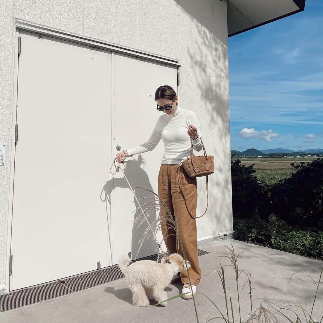 Love_Lifeのインスタグラム：「今日は村上へ  新潟に住んでいても行ったの2回目くらい？  年齢なのかな？ この年にしてやっと自然の良さも分かってきて新潟県を堪能しています。  家族と一緒なら何処にいても幸せなんだけどね！  そんな今日は久々にスニーカーコーデ  @flen_official の新作ニットに @ronhermanstore のリネンパンツを」